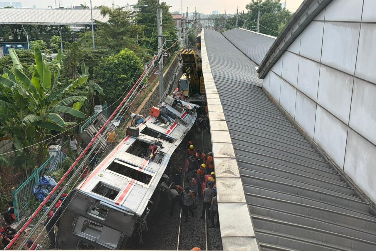 Proses evakuasi KRL di Stasiun Bekasi Timur