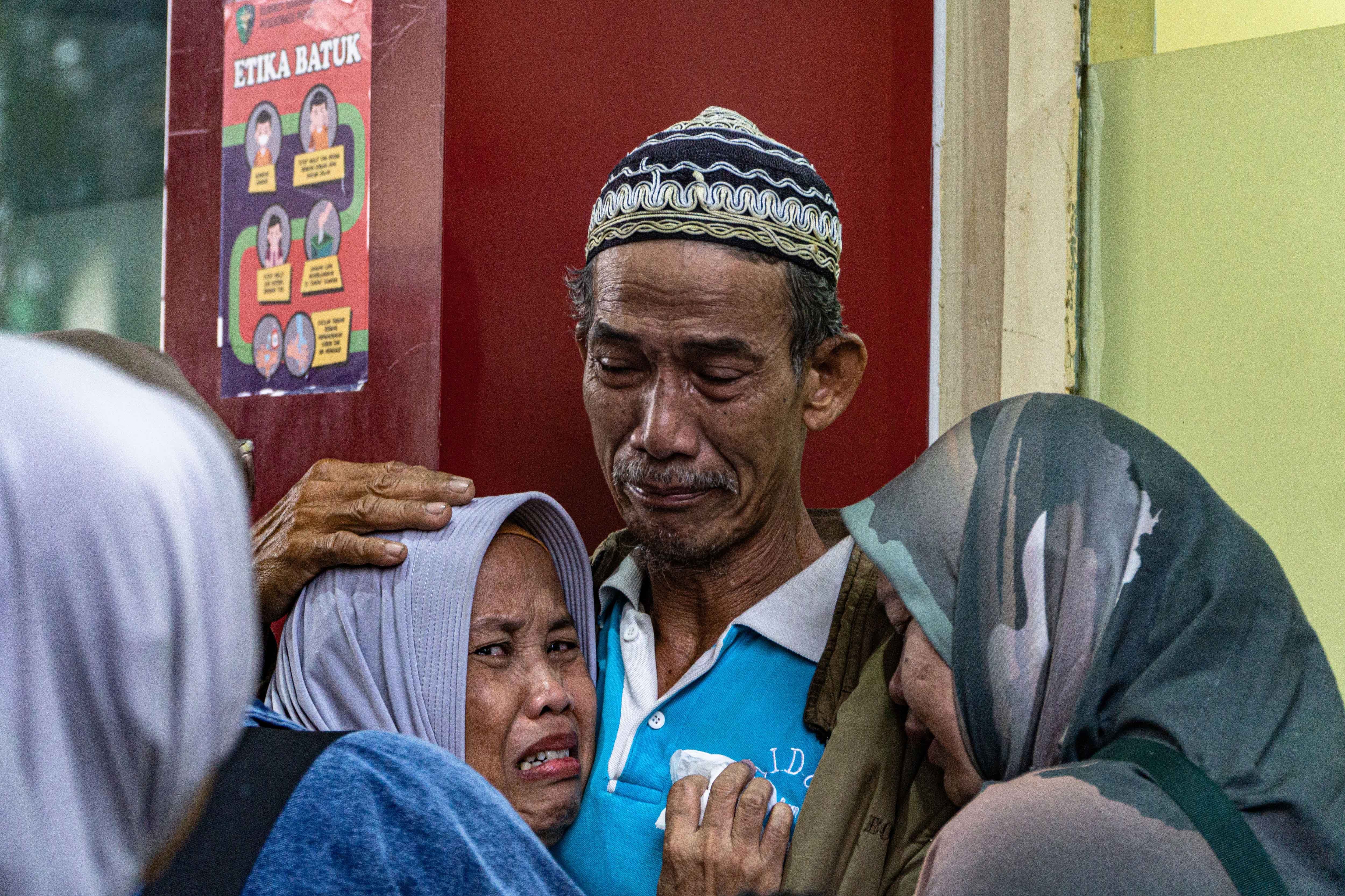 Pihak keluarga menangis saat proses penyerahan jenazah korban kecelakaan kereta api di Rumah Sakit Polri, Jakarta, Selasa (28/4/2026). Rumah Sakit Polri Kramat Jati telah mengidentifikasi sebanyak 10 jenazah korban kecelakaan KRL CommuterLine dan KA Argo Bromo di Stasiun Bekasi Timur pada Senin (27/4) malam dan selanjutnya korban meninggal dunia telah diserahkan kepada keluarga untuk proses pemakaman. 