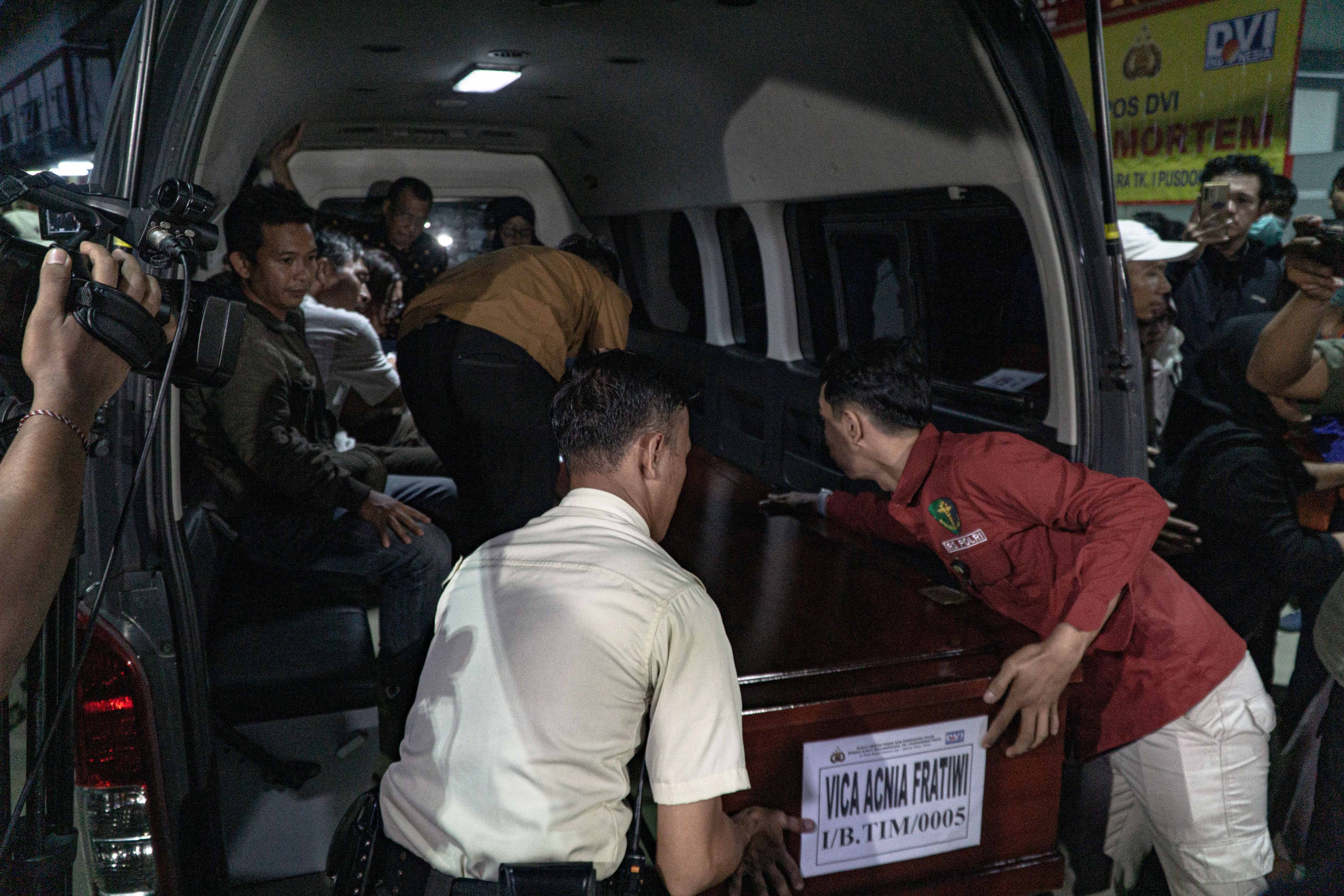 Sejumlah petugas mengangkat peti jenazah ke mobil ambulans saat proses penyerahan jenazah korban kecelakaan kereta api di Rumah Sakit Polri, Jakarta, Selasa (28/4/2026). Rumah Sakit Polri Kramat Jati telah mengidentifikasi sebanyak 10 jenazah korban kecelakaan KRL CommuterLine dan KA Argo Bromo di Stasiun Bekasi Timur pada Senin (27/4) malam dan selanjutnya korban meninggal dunia telah diserahkan kepada keluarga untuk proses pemakaman.