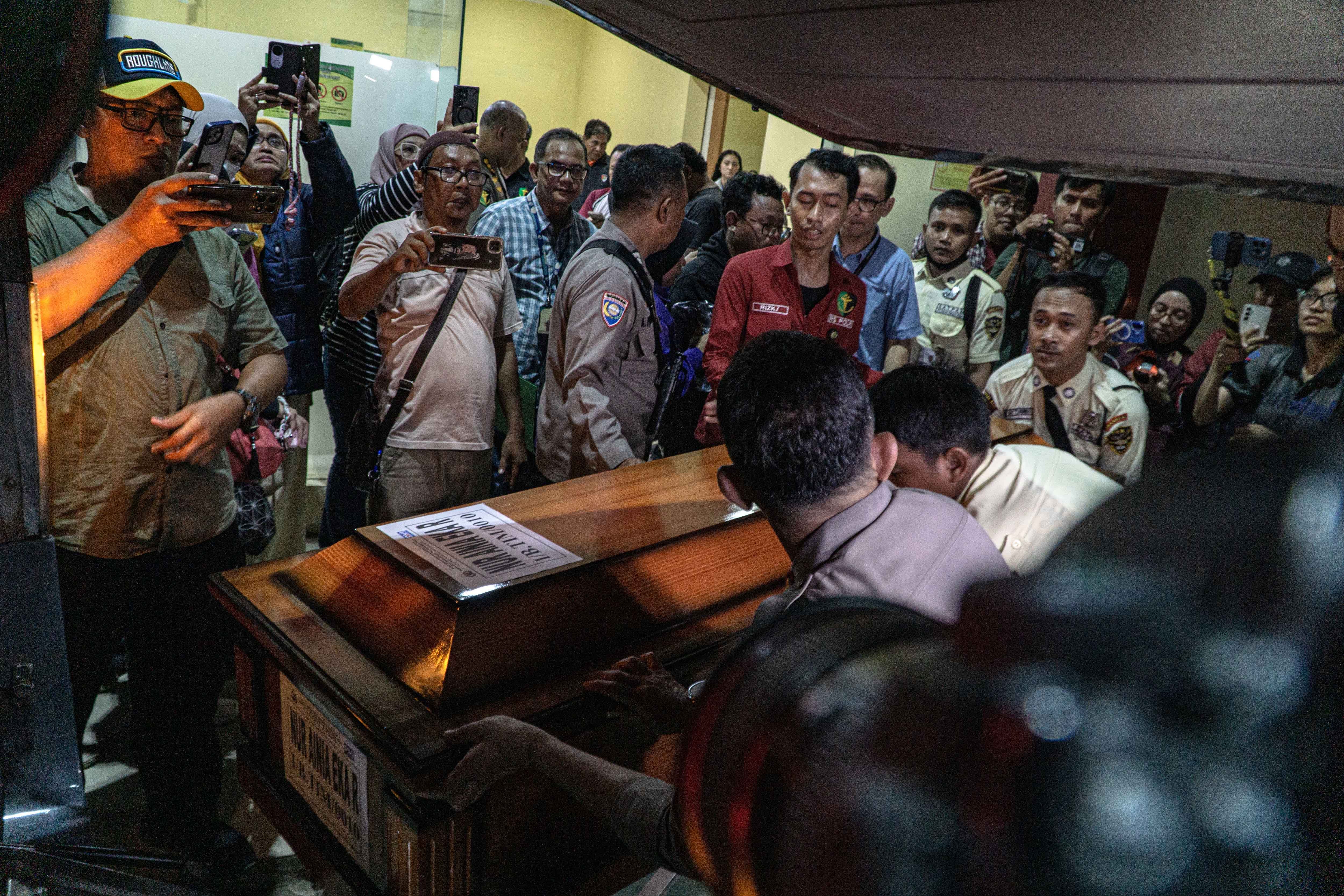 Sejumlah petugas mengangkat peti jenazah ke mobil ambulans saat proses penyerahan jenazah korban kecelakaan kereta api di Rumah Sakit Polri, Jakarta, Selasa (28/4/2026). Rumah Sakit Polri Kramat Jati telah mengidentifikasi sebanyak 10 jenazah korban kecelakaan KRL CommuterLine dan KA Argo Bromo di Stasiun Bekasi Timur pada Senin (27/4) malam dan selanjutnya korban meninggal dunia telah diserahkan kepada keluarga untuk proses pemakaman.