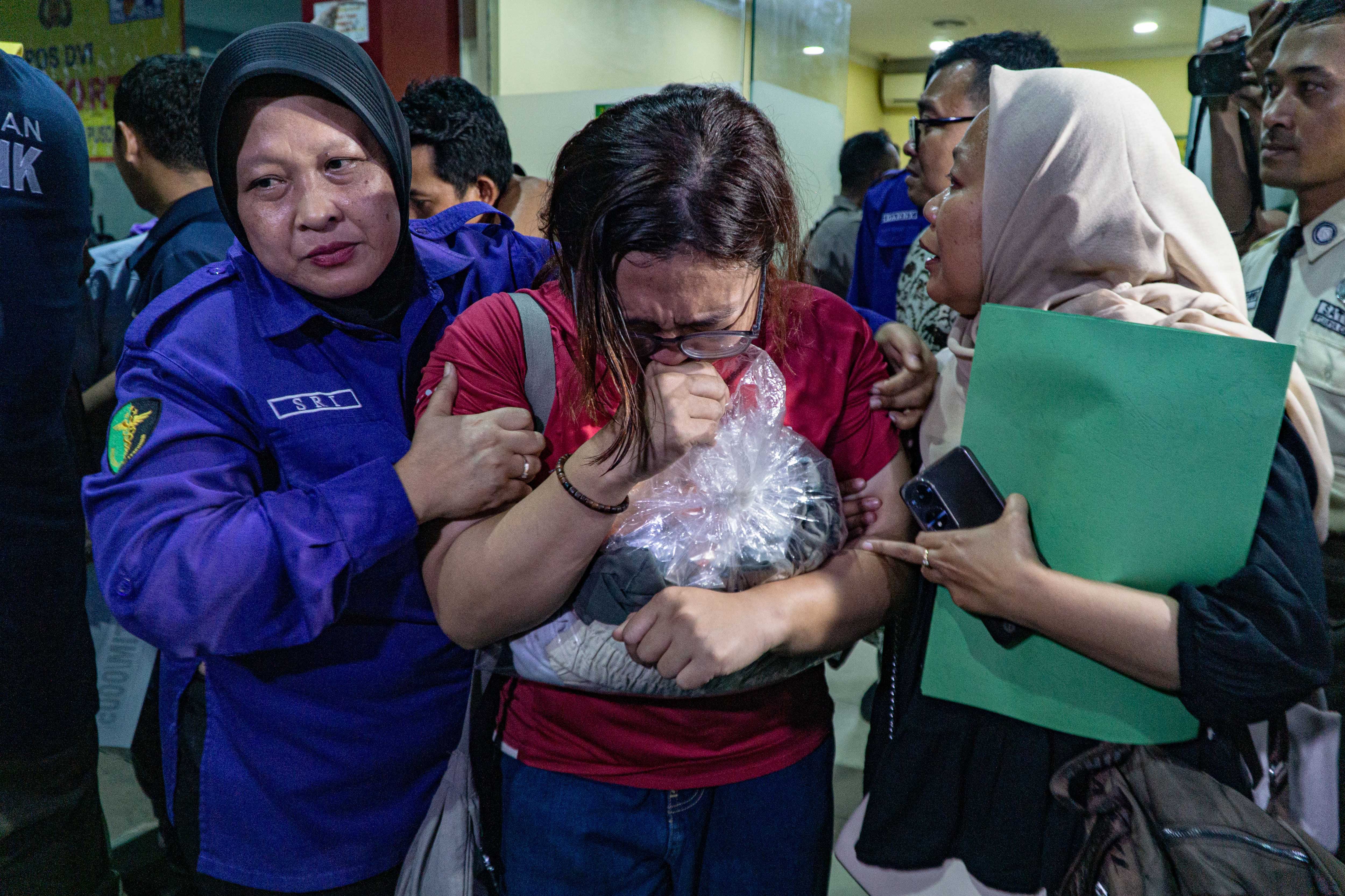 Pihak keluarga menangis saat proses penyerahan jenazah korban kecelakaan kereta api di Rumah Sakit Polri, Jakarta, Selasa (28/4/2026). Rumah Sakit Polri Kramat Jati telah mengidentifikasi sebanyak 10 jenazah korban kecelakaan KRL CommuterLine dan KA Argo Bromo di Stasiun Bekasi Timur pada Senin (27/4) malam dan selanjutnya korban meninggal dunia telah diserahkan kepada keluarga untuk proses pemakaman. 