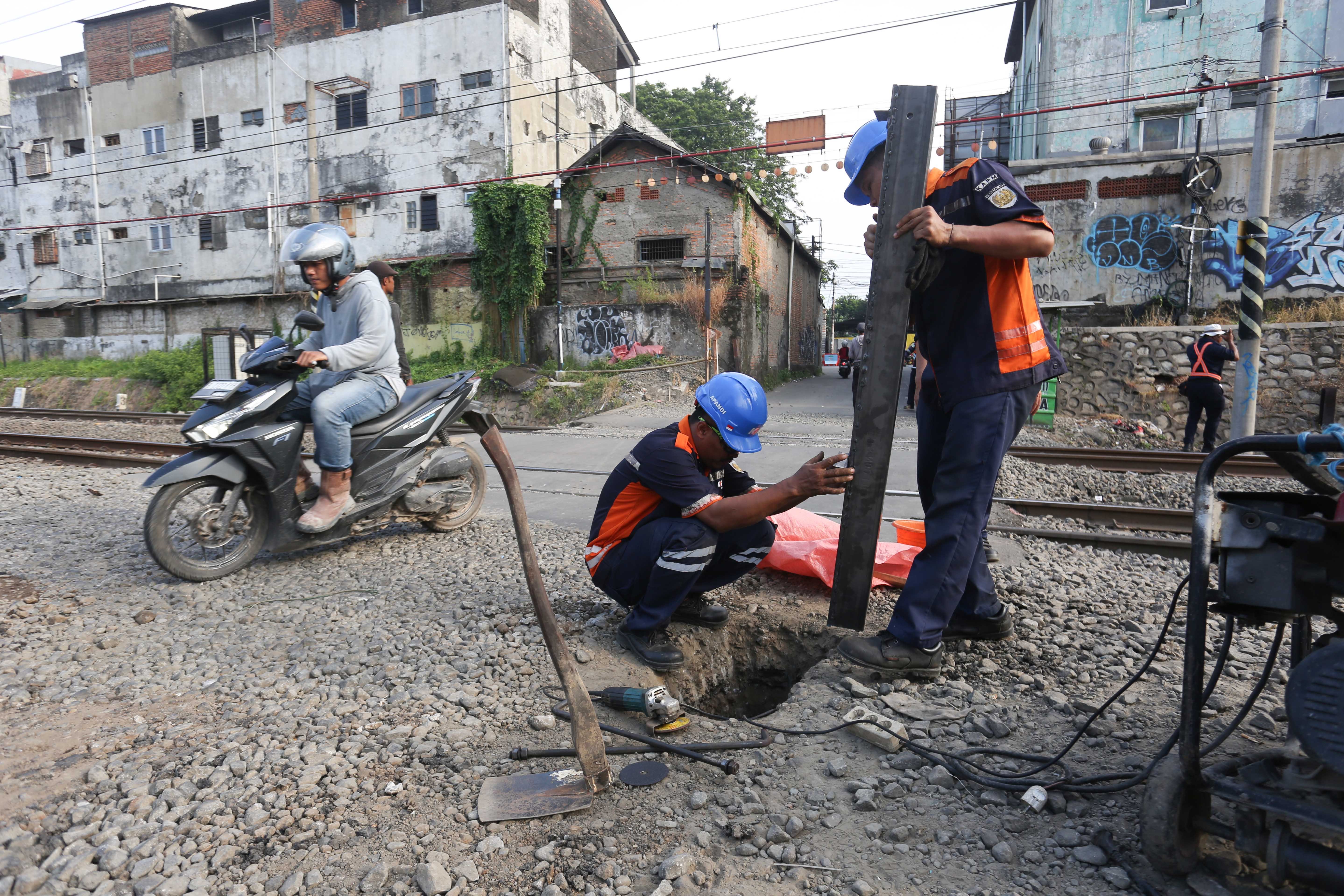 Petugas memasang tiang palang pembatas di perlintasan kereta api sebidang di Jalan Ampera, Kota Bekasi, Jawa Barat, Senin (27/4/2026). PT Kereta Api Indonesia (KAI) Persero menyatakan akan menutup berbagai jalur perlintasan kereta api sebidang yang tidak memenuhi syarat keselamatan menyusul dua tragedi yang melibatkan KRL Commuter Line dengan Taksi Green SM dan KA Argo Bromo Anggrek dengan KRL Commuter Line.