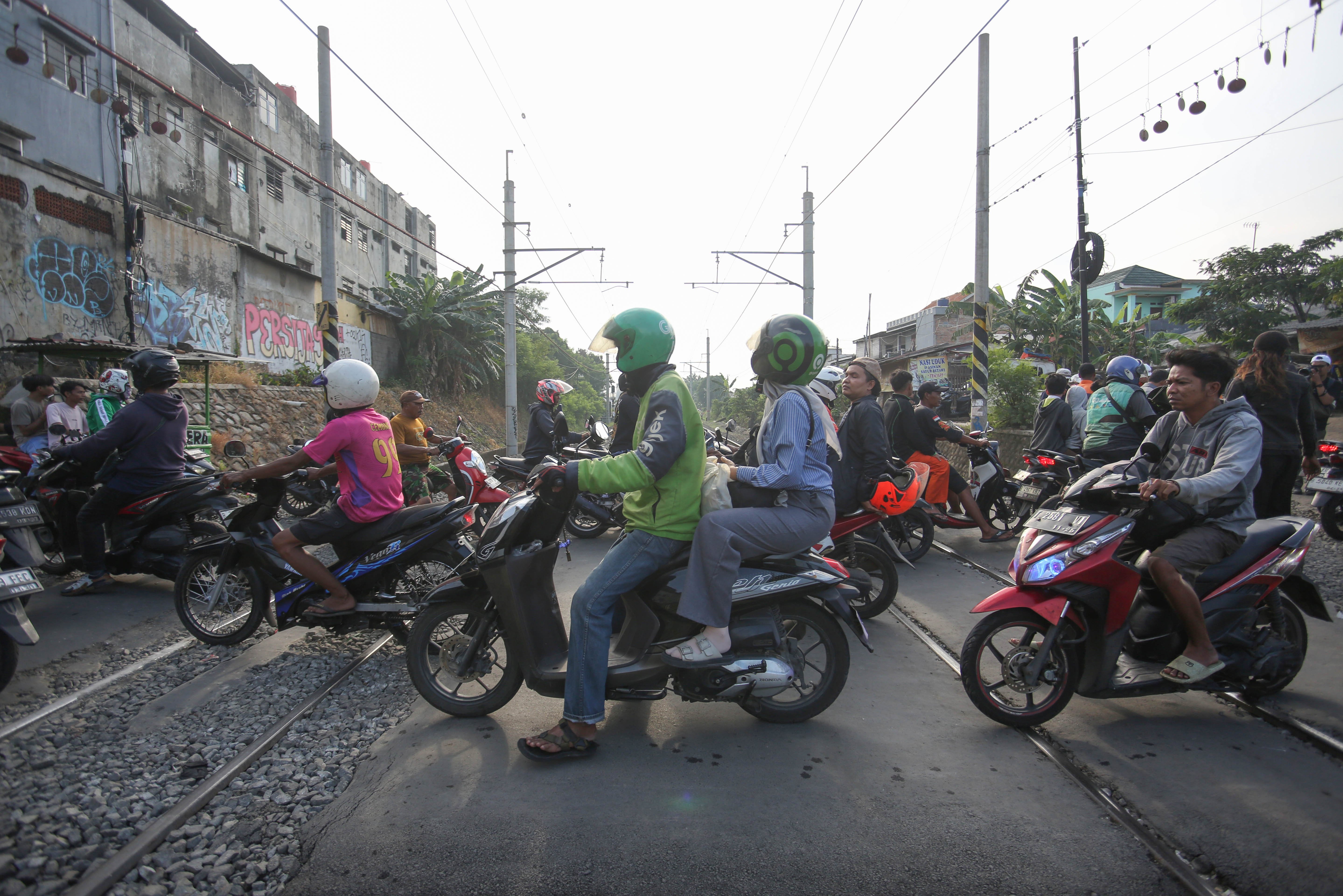 Pengendara melintas di perlintasan kereta api sebidang di Jalan Ampera, Kota Bekasi, Jawa Barat, Senin (27/4/2026). PT Kereta Api Indonesia (KAI) Persero menyatakan akan menutup berbagai jalur perlintasan kereta api sebidang yang tidak memenuhi syarat keselamatan menyusul dua tragedi yang melibatkan KRL Commuter Line dengan Taksi Green SM dan KA Argo Bromo Anggrek dengan KRL Commuter Line.