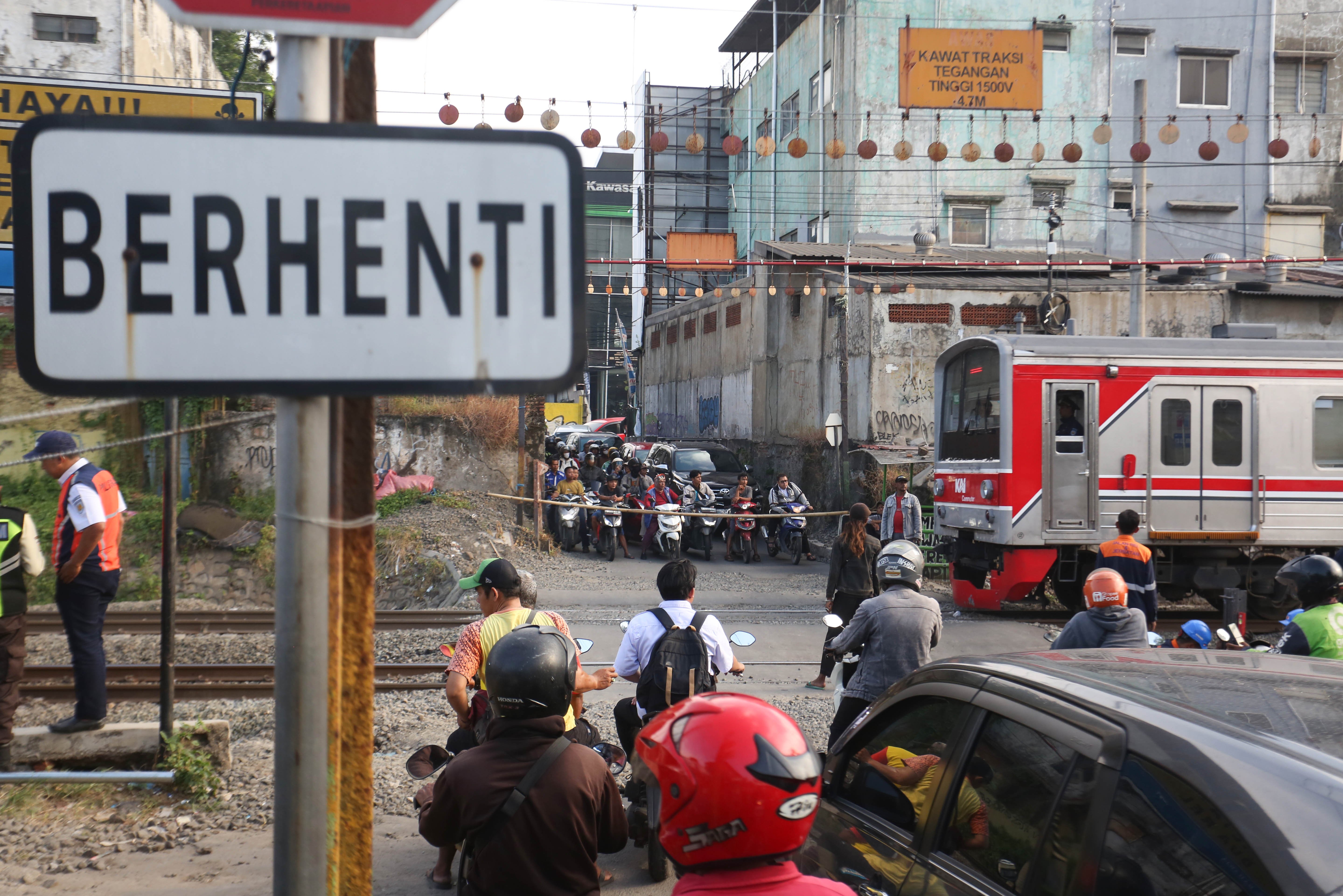 Kereta Commuter Line melintas di dekat perlintasan sebidang di Jalan Ampera, Kota Bekasi, Jawa Barat, Senin (27/4/2026). PT Kereta Api Indonesia (KAI) Persero menyatakan akan menutup berbagai jalur perlintasan kereta api sebidang yang tidak memenuhi syarat keselamatan menyusul dua tragedi yang melibatkan KRL Commuter Line dengan Taksi Green SM dan KA Argo Bromo Anggrek dengan KRL Commuter Line.