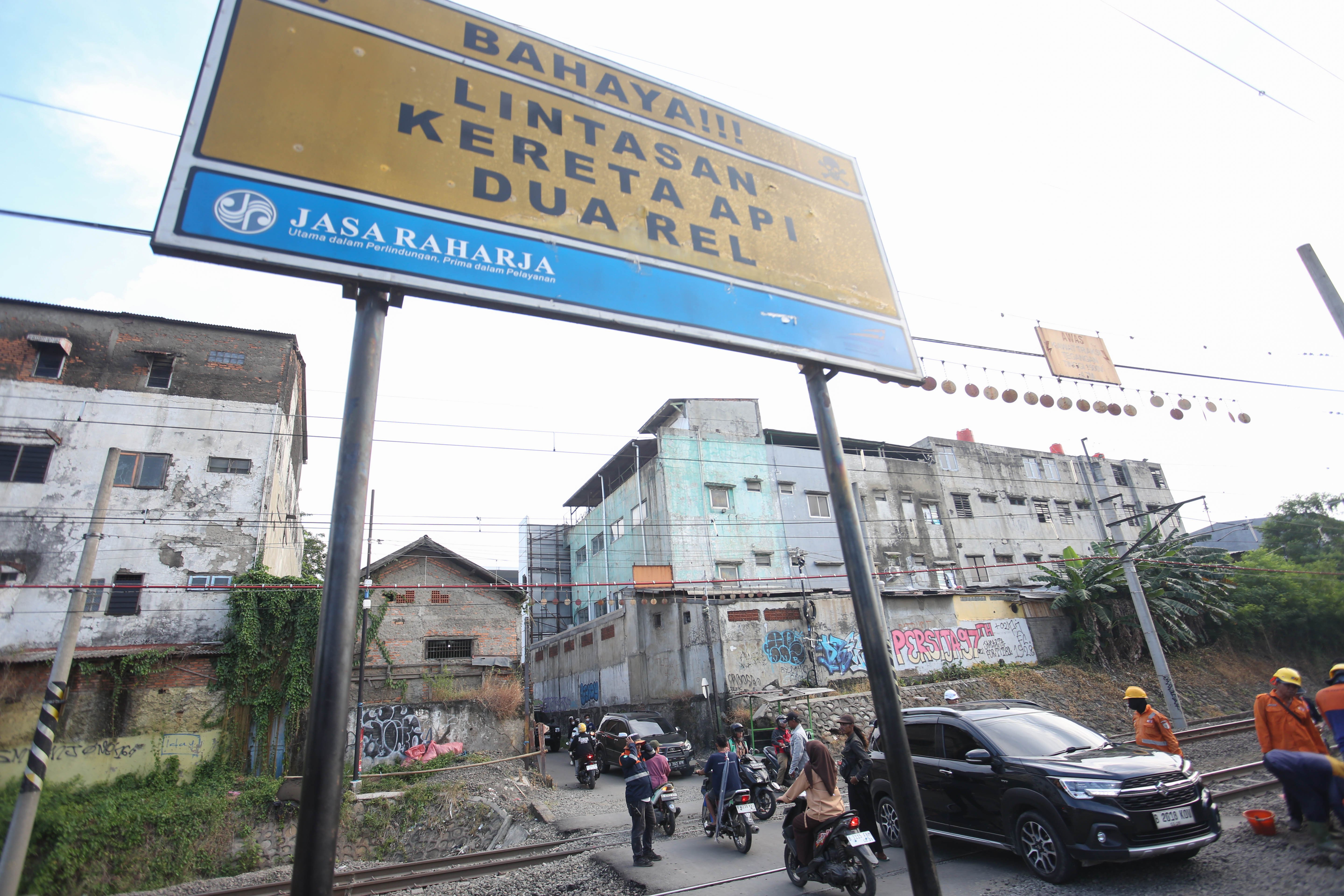Pengendara melintas di perlintasan kereta api sebidang di Jalan Ampera, Kota Bekasi, Jawa Barat, Senin (27/4/2026). PT Kereta Api Indonesia (KAI) Persero menyatakan akan menutup berbagai jalur perlintasan kereta api sebidang yang tidak memenuhi syarat keselamatan menyusul dua tragedi yang melibatkan KRL Commuter Line dengan Taksi Green SM dan KA Argo Bromo Anggrek dengan KRL Commuter Line.