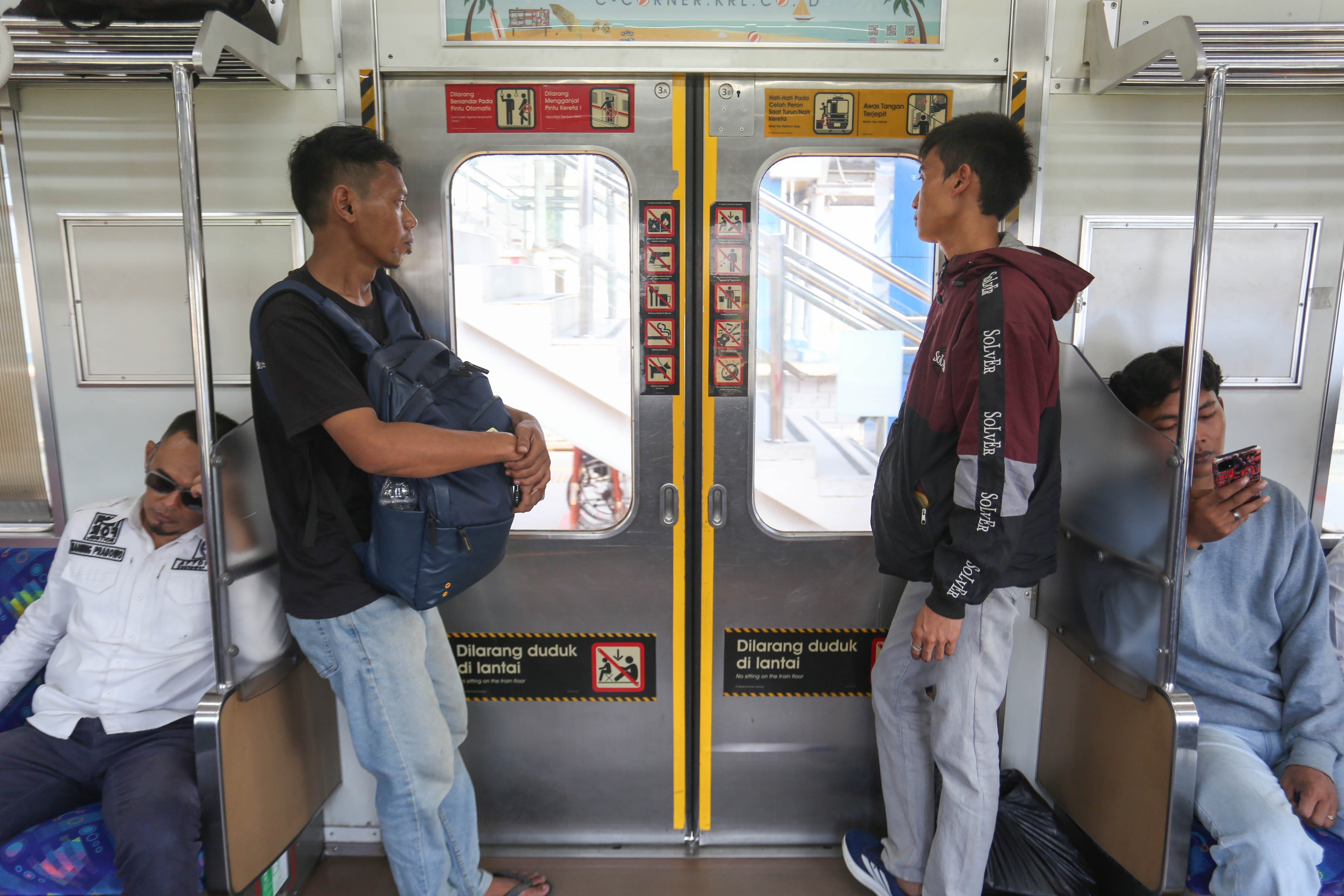 Penumpang berada di dalam Kereta Commuter Line yang beroperasi menuju Stasiun Cikarang dari Stasiun Bekasi Timur, Rabu (29/4/2026). KAI Commuter kembali membuka layanan perjalanan KRL rute Cikarang ataupun sebaliknya melalui Stasiun Bekasi Timur Setelah sebelumnya ditutup untuk proses evakuasi korban kecelakaan tabrakan KA Argo Bromo Anggrek dengan KRL Commuter Line.