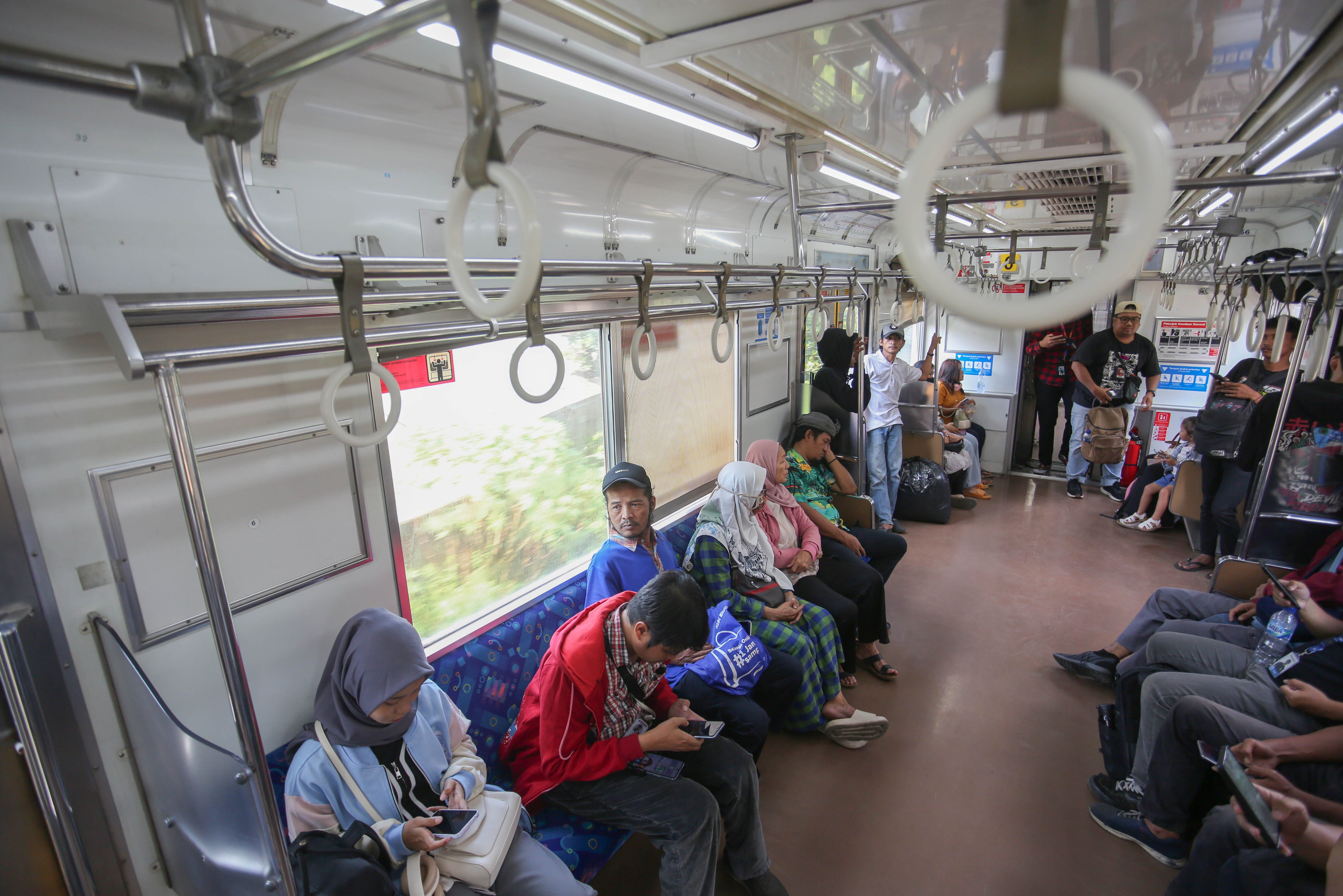 Penumpang berada di dalam Kereta Commuter Line yang beroperasi menuju Stasiun Cikarang dari Stasiun Bekasi Timur, Rabu (29/4/2026). KAI Commuter kembali membuka layanan perjalanan KRL rute Cikarang ataupun sebaliknya melalui Stasiun Bekasi Timur Setelah sebelumnya ditutup untuk proses evakuasi korban kecelakaan tabrakan KA Argo Bromo Anggrek dengan KRL Commuter Line.
