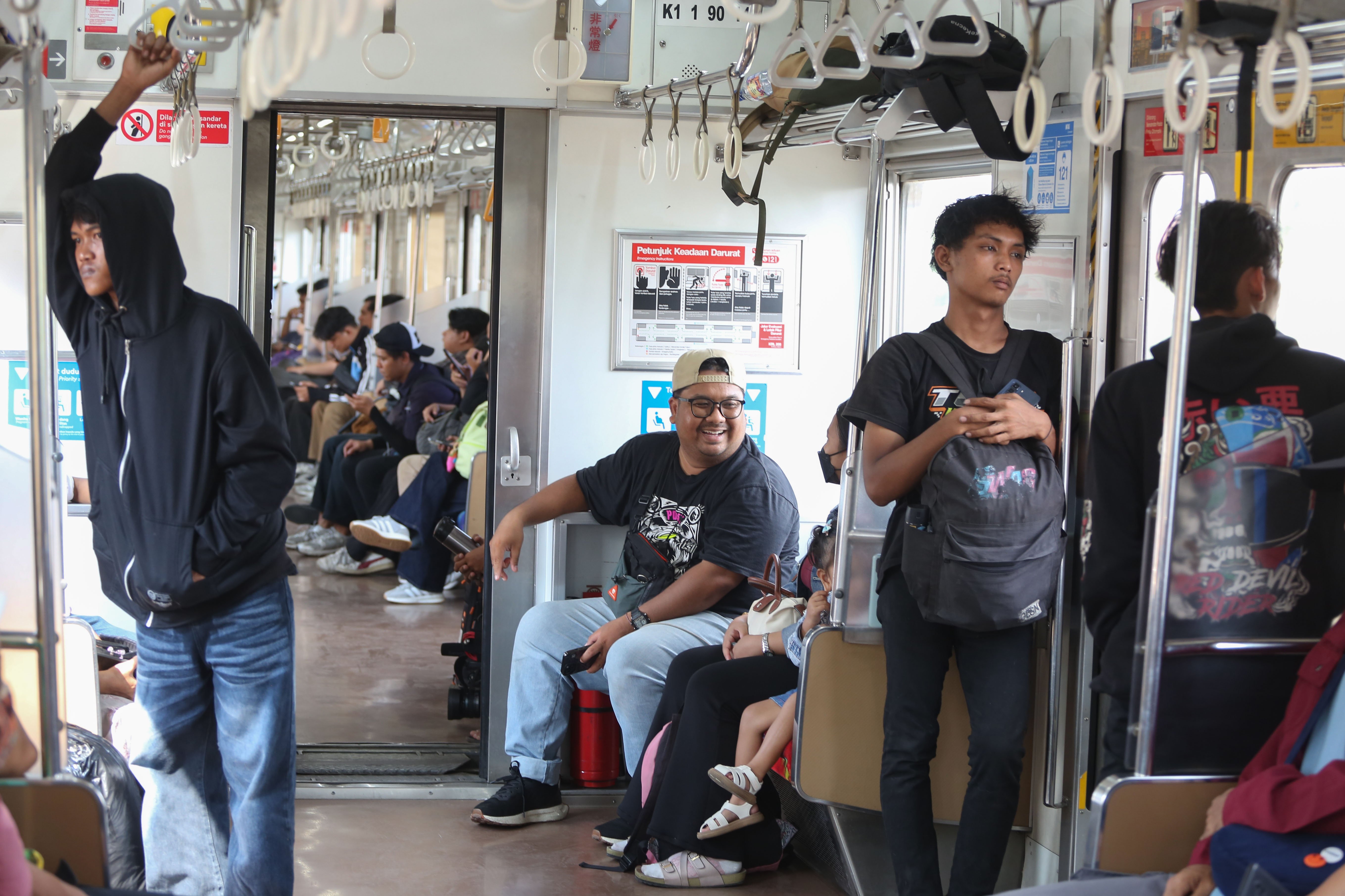 Penumpang berada di dalam Kereta Commuter Line yang beroperasi menuju Stasiun Cikarang dari Stasiun Bekasi Timur, Rabu (29/4/2026). KAI Commuter kembali membuka layanan perjalanan KRL rute Cikarang ataupun sebaliknya melalui Stasiun Bekasi Timur Setelah sebelumnya ditutup untuk proses evakuasi korban kecelakaan tabrakan KA Argo Bromo Anggrek dengan KRL Commuter Line.