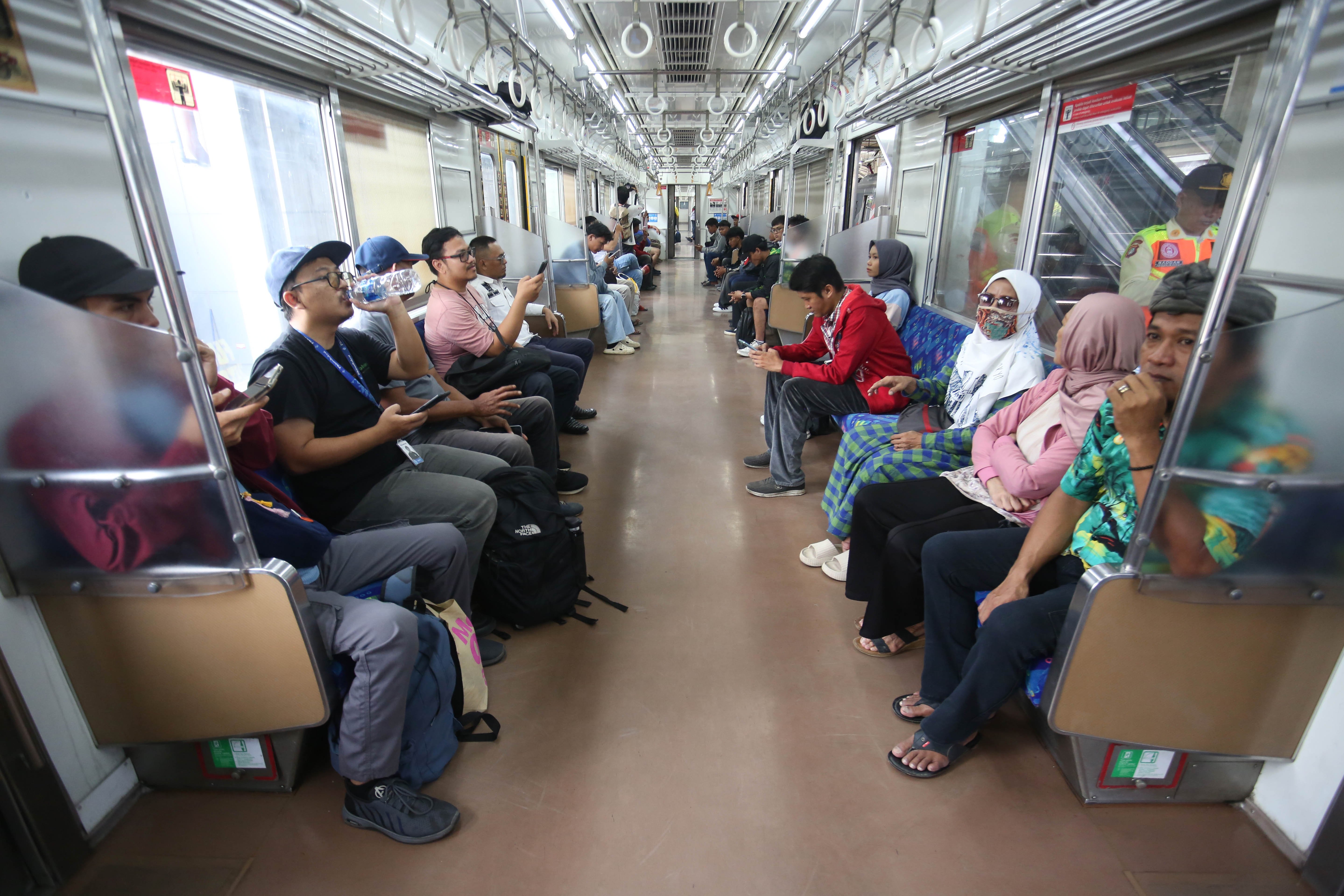 Penumpang berada di dalam Kereta Commuter Line di Stasiun Bekasi Timur, Rabu (29/4/2026). KAI Commuter kembali membuka layanan perjalanan KRL rute Cikarang ataupun sebaliknya melalui Stasiun Bekasi Timur Setelah sebelumnya ditutup untuk proses evakuasi korban kecelakaan tabrakan KA Argo Bromo Anggrek dengan KRL Commuter Line.