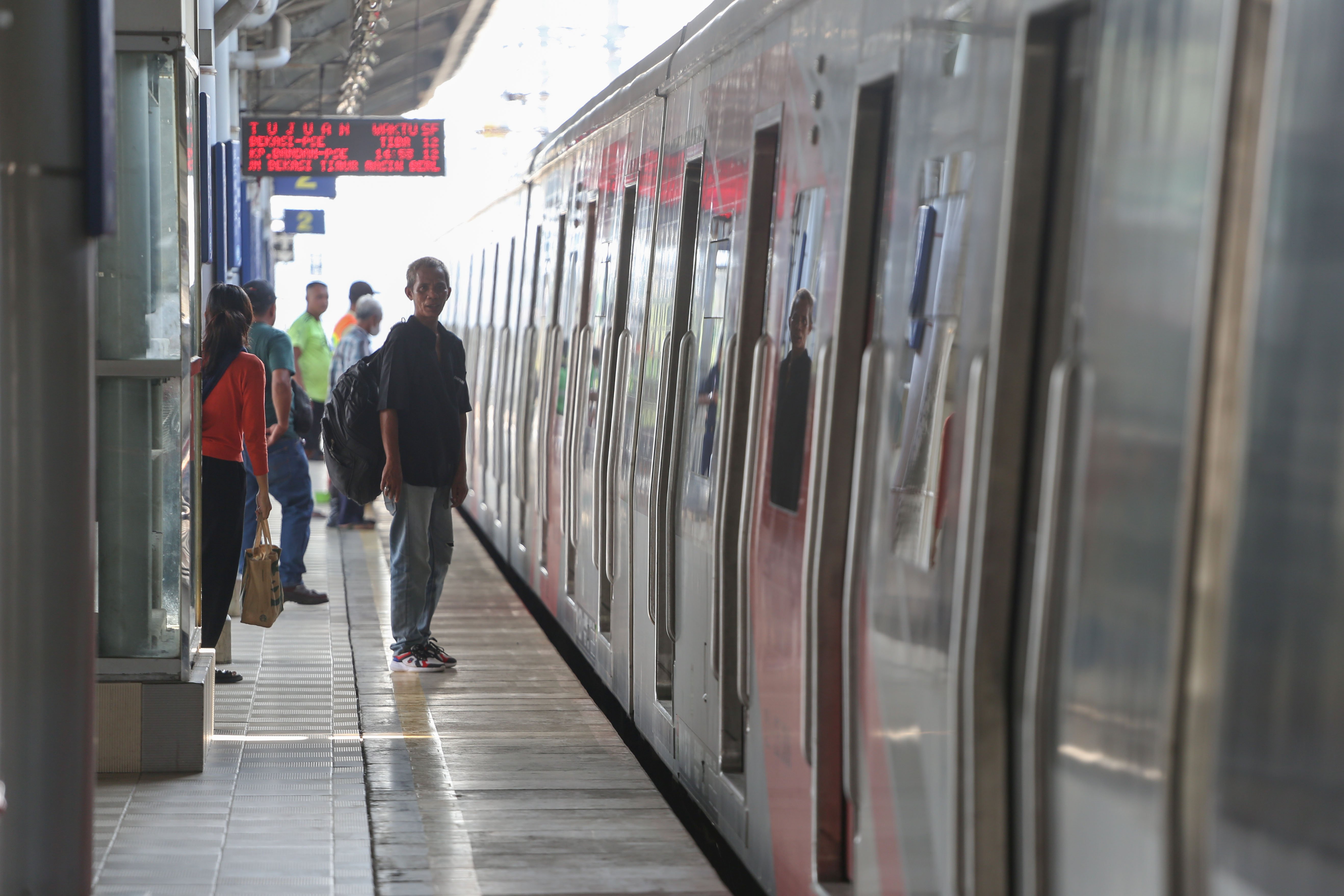 Penumpang menunggu Kereta Commuter Line di Stasiun Bekasi Timur, Rabu (29/4/2026). KAI Commuter kembali membuka layanan perjalanan KRL rute Cikarang ataupun sebaliknya melalui Stasiun Bekasi Timur Setelah sebelumnya ditutup untuk proses evakuasi korban kecelakaan tabrakan KA Argo Bromo Anggrek dengan KRL Commuter Line.