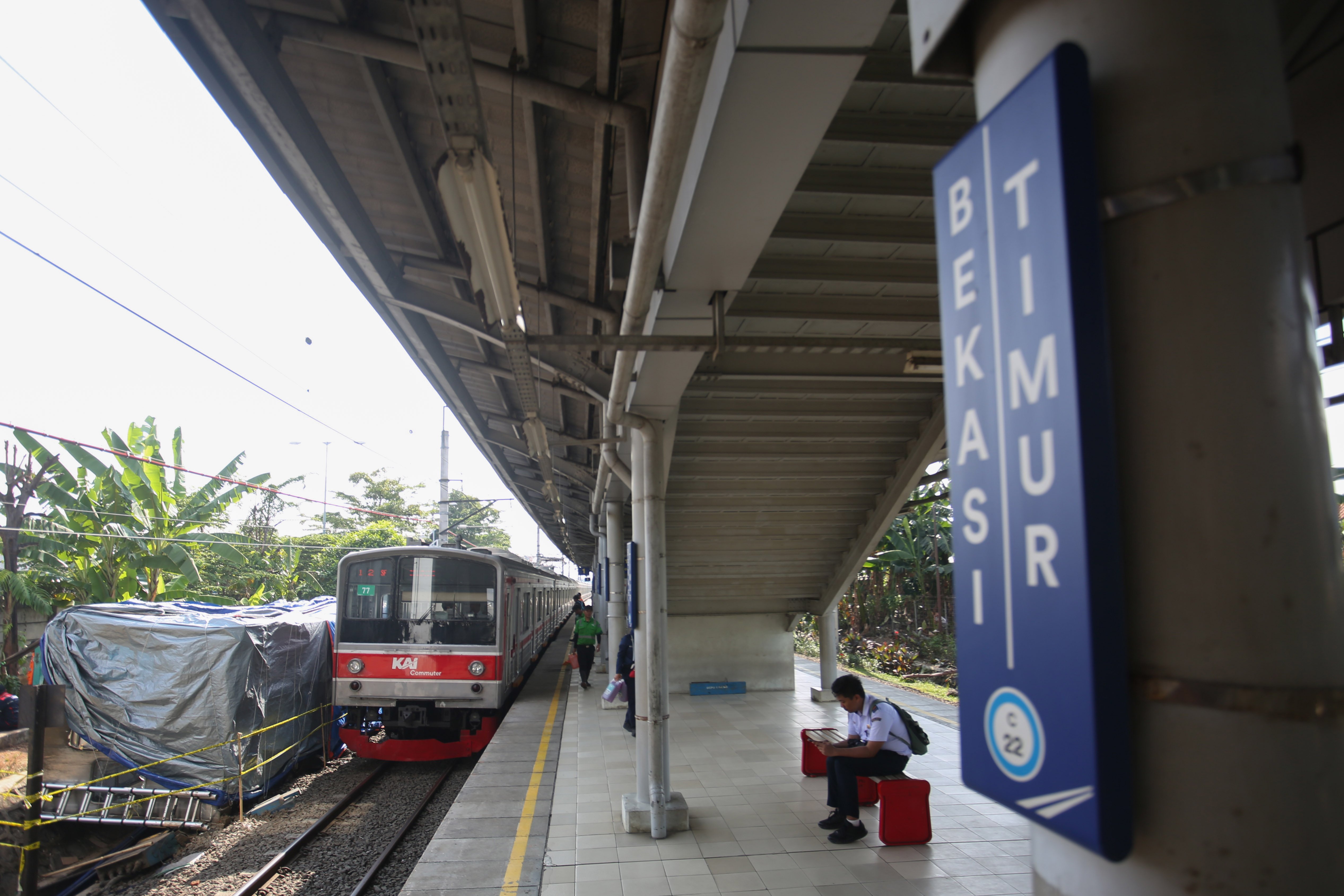 Kereta Commuter Line melintas di Stasiun Bekasi Timur, Rabu (29/4/2026). KAI Commuter kembali membuka layanan perjalanan KRL rute Cikarang ataupun sebaliknya melalui Stasiun Bekasi Timur Setelah sebelumnya ditutup untuk proses evakuasi korban kecelakaan tabrakan KA Argo Bromo Anggrek dengan KRL Commuter Line.