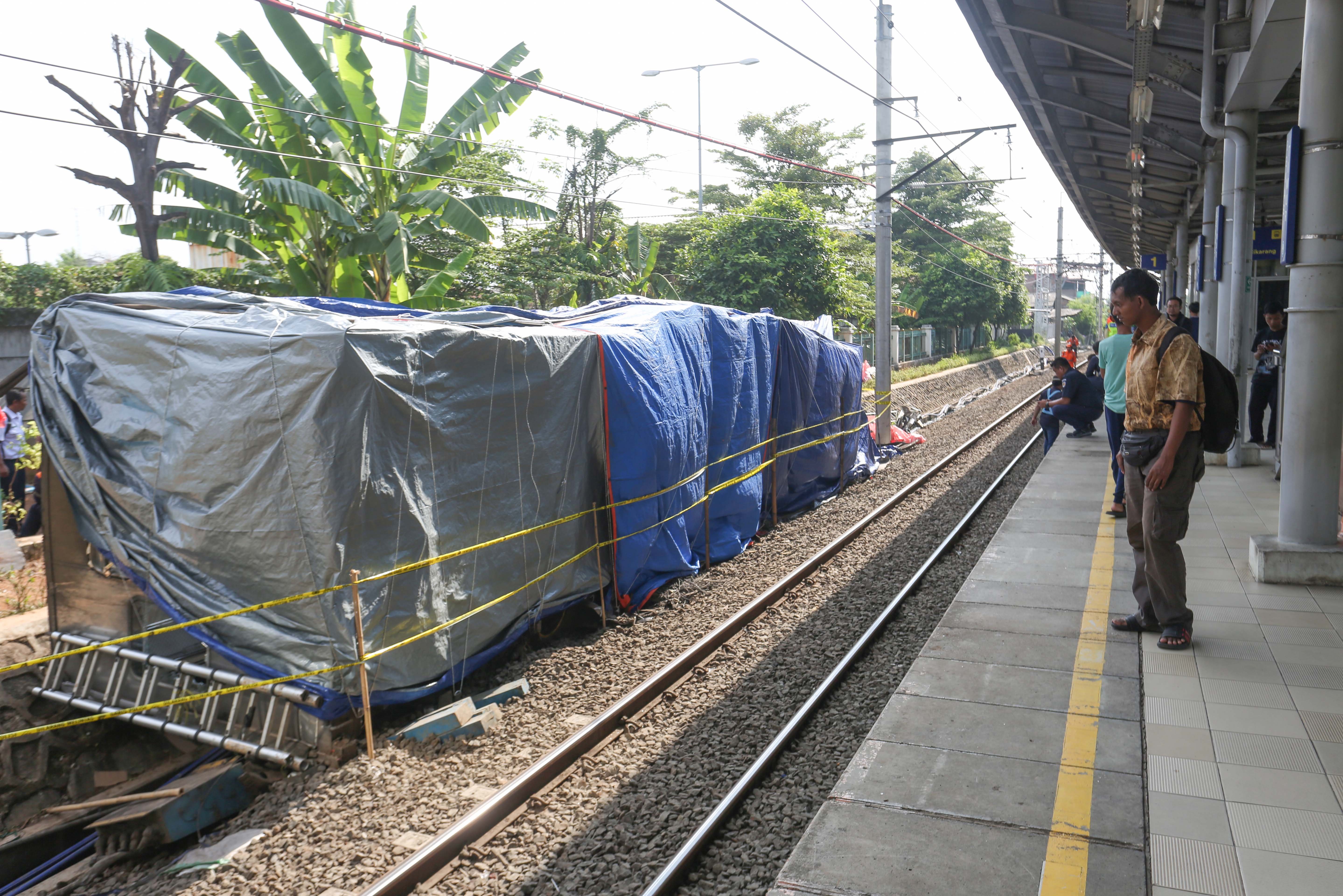 Penumpang menunggu Kereta Commuter Line di Stasiun Bekasi Timur, Rabu (29/4/2026). KAI Commuter kembali membuka layanan perjalanan KRL rute Cikarang ataupun sebaliknya melalui Stasiun Bekasi Timur Setelah sebelumnya ditutup untuk proses evakuasi korban kecelakaan tabrakan KA Argo Bromo Anggrek dengan KRL Commuter Line.