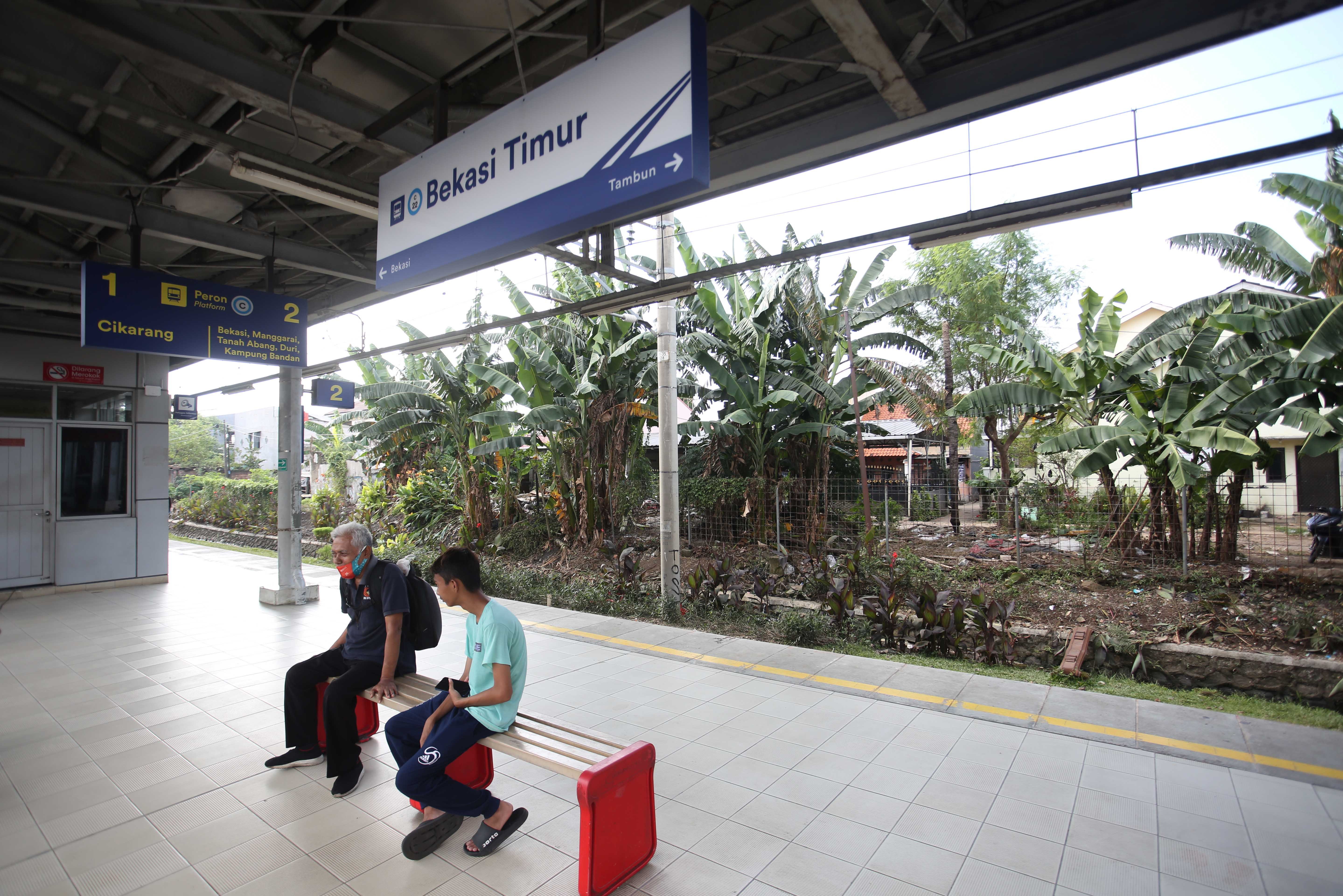 Penumpang menunggu Kereta Commuter Line di Stasiun Bekasi Timur, Rabu (29/4/2026). KAI Commuter kembali membuka layanan perjalanan KRL rute Cikarang ataupun sebaliknya melalui Stasiun Bekasi Timur Setelah sebelumnya ditutup untuk proses evakuasi korban kecelakaan tabrakan KA Argo Bromo Anggrek dengan KRL Commuter Line.