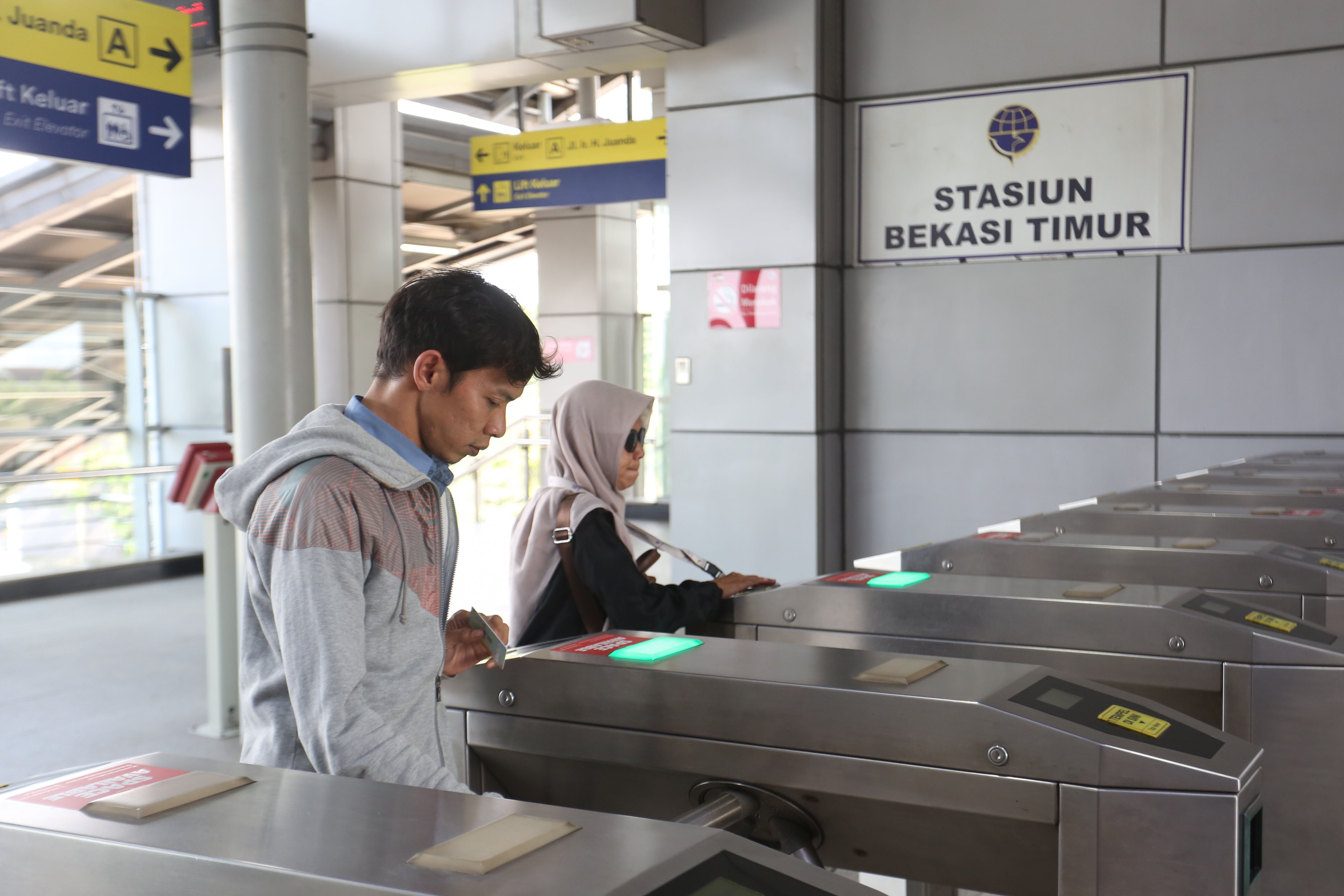 Penumpang menempelkan kartu uang elektronik di Stasiun Bekasi Timur, Rabu (29/4/2026). KAI Commuter kembali membuka layanan perjalanan KRL rute Cikarang ataupun sebaliknya melalui Stasiun Bekasi Timur Setelah sebelumnya ditutup untuk proses evakuasi korban kecelakaan tabrakan KA Argo Bromo Anggrek dengan KRL Commuter Line.
