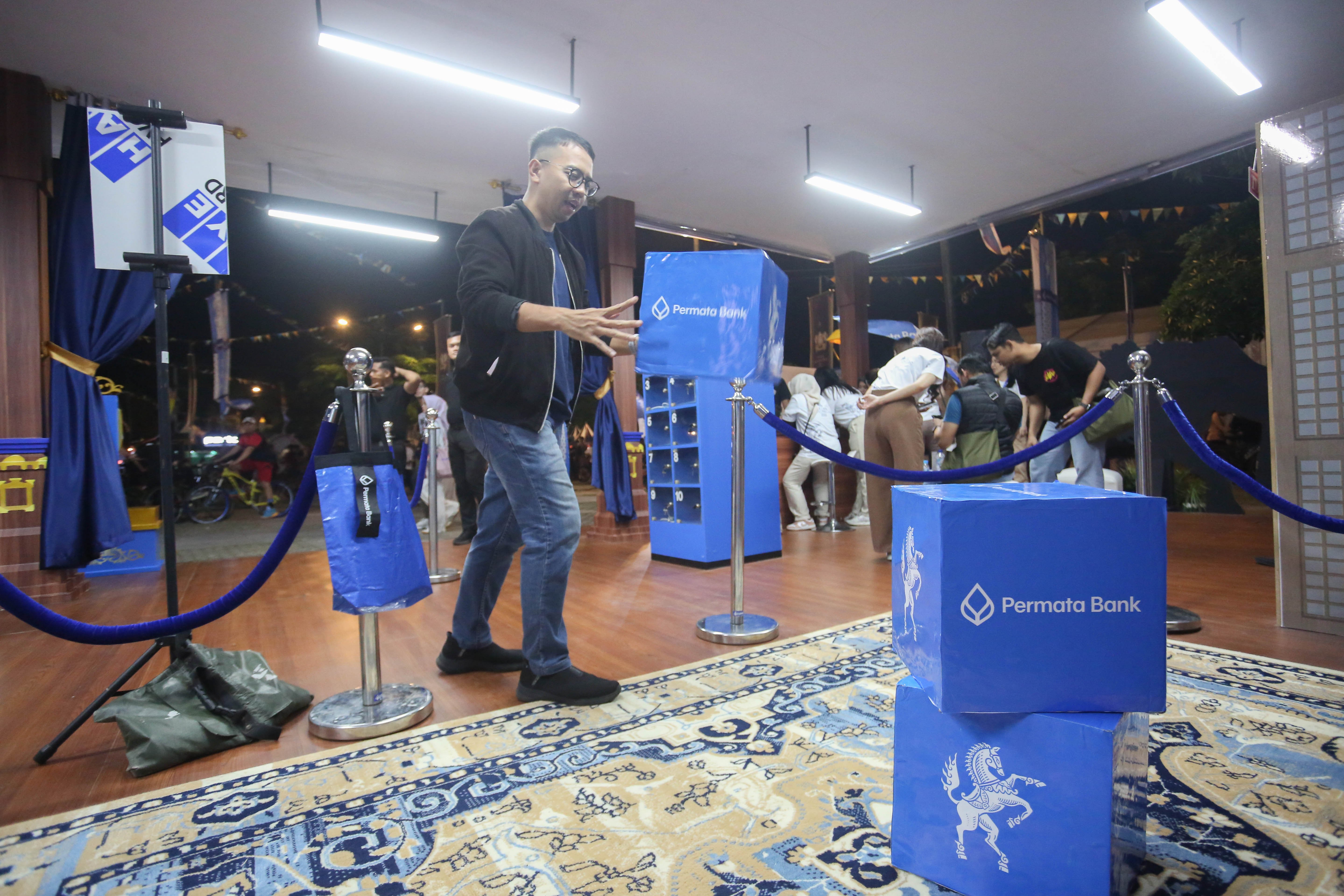Pengunjung mengikuti permainan lempar dadu pada acara Mangkunegaran MakaN-MakaN di Pamedan Pura Mangkunegaran, Solo, Jawa Tengah, Jumat (1/5/2026). Festival yang menghadirkan lebih dari 80 tenant kuliner dan non-kuliner dalam rangka memperingati hari jadinya Pura Mangkunegaran ini berlangsung hingga 3 Mei 2026.