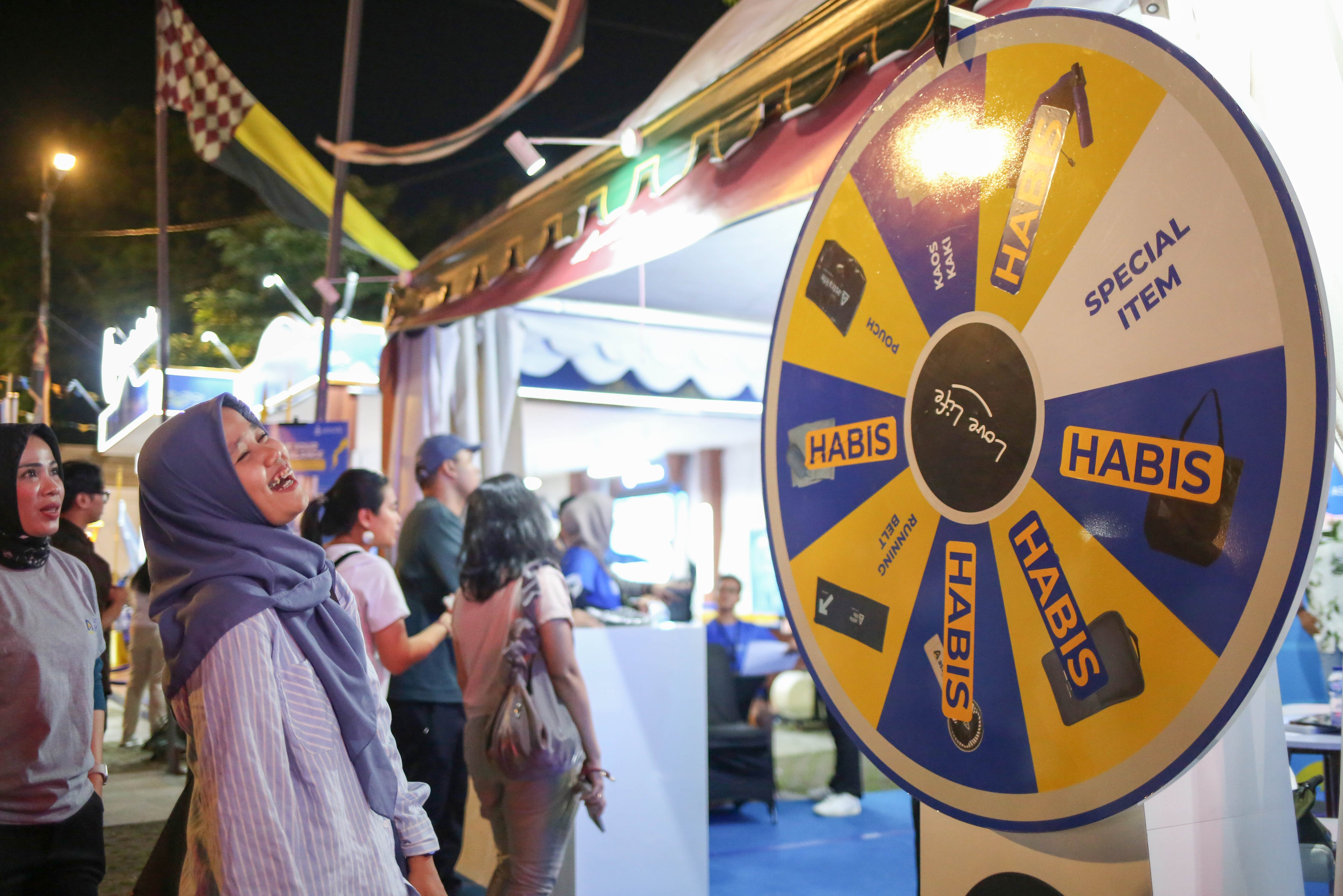 Pengunjung mengikuti permainan roda putar pada acara Mangkunegaran MakaN-MakaN di Pamedan Pura Mangkunegaran, Solo, Jawa Tengah, Jumat (1/5/2026). Festival yang menghadirkan lebih dari 80 tenant kuliner dan non-kuliner dalam rangka memperingati hari jadinya Pura Mangkunegaran ini berlangsung hingga 3 Mei 2026.