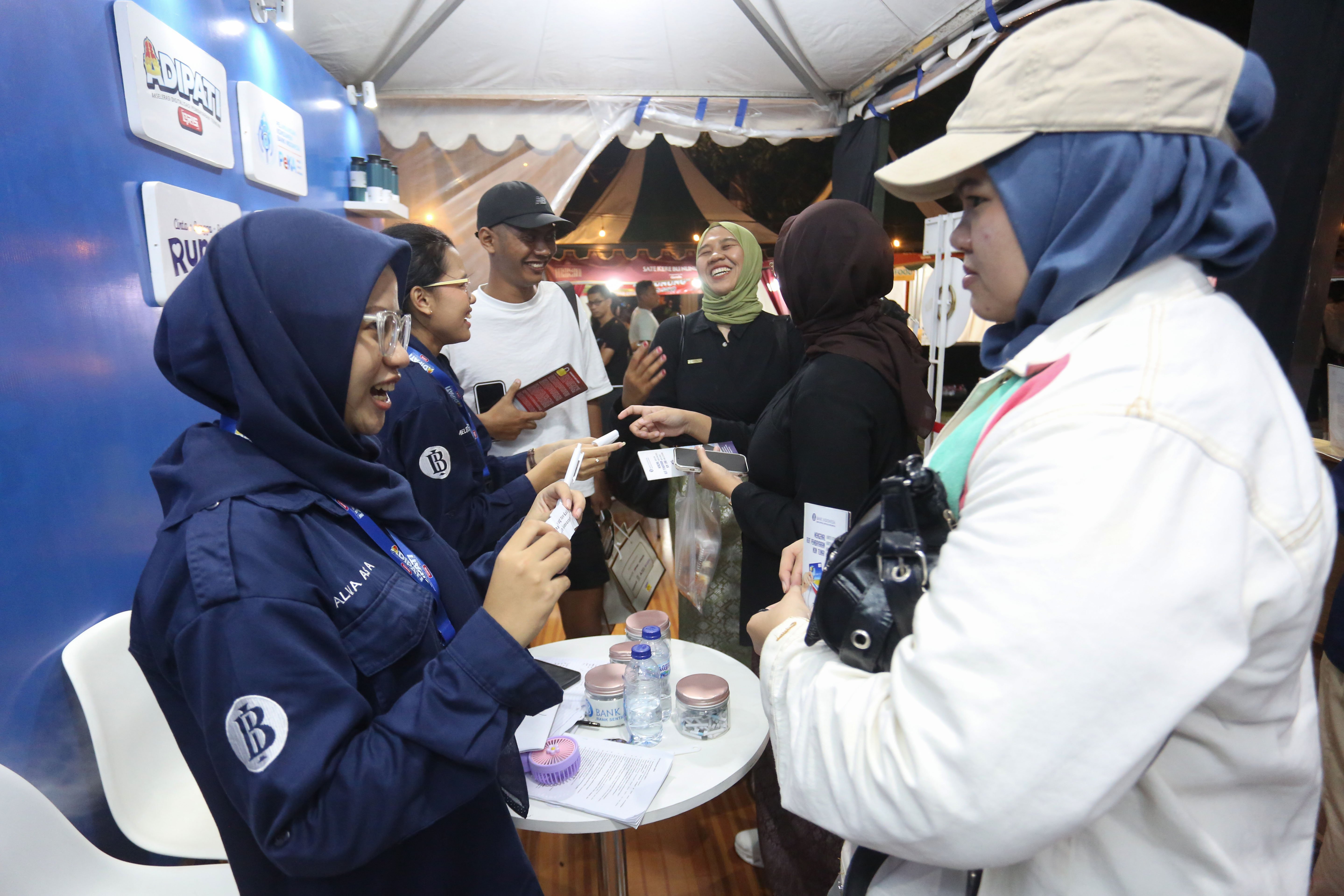 Pengunjung mengikuti permainan asah kemampuan tentang keuangan pada acara Mangkunegaran MakaN-MakaN di Pamedan Pura Mangkunegaran, Solo, Jawa Tengah, Jumat (1/5/2026). Festival yang menghadirkan lebih dari 80 tenant kuliner dan non-kuliner dalam rangka memperingati hari jadinya Pura Mangkunegaran ini berlangsung hingga 3 Mei 2026.