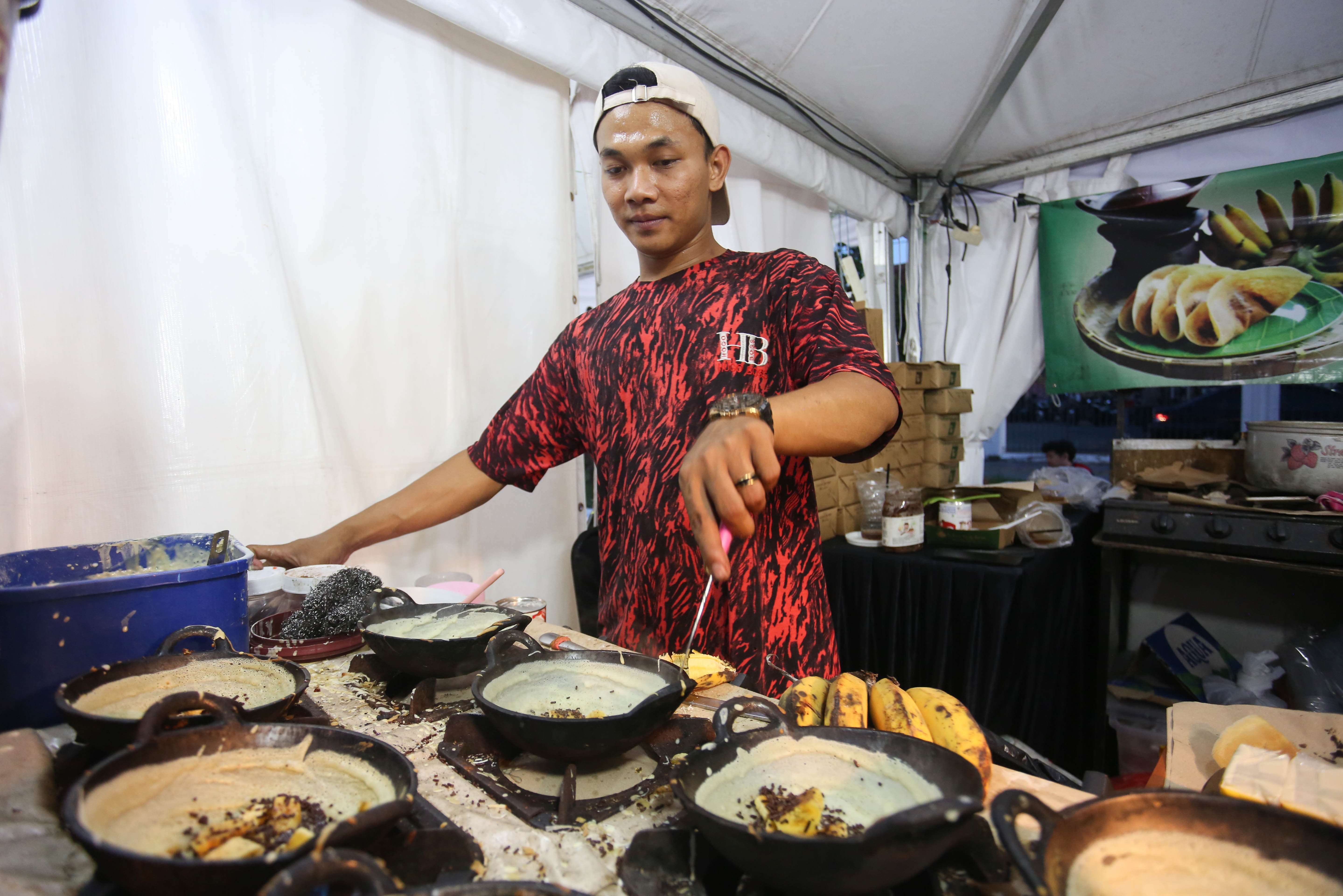 Pedagang membuat kue leker pada acara Mangkunegaran MakaN-MakaN di Pamedan Pura Mangkunegaran, Solo, Jawa Tengah, Jumat (1/5/2026). Festival yang menghadirkan lebih dari 80 tenant kuliner dan non-kuliner dalam rangka memperingati hari jadinya Pura Mangkunegaran ini berlangsung hingga 3 Mei 2026. 