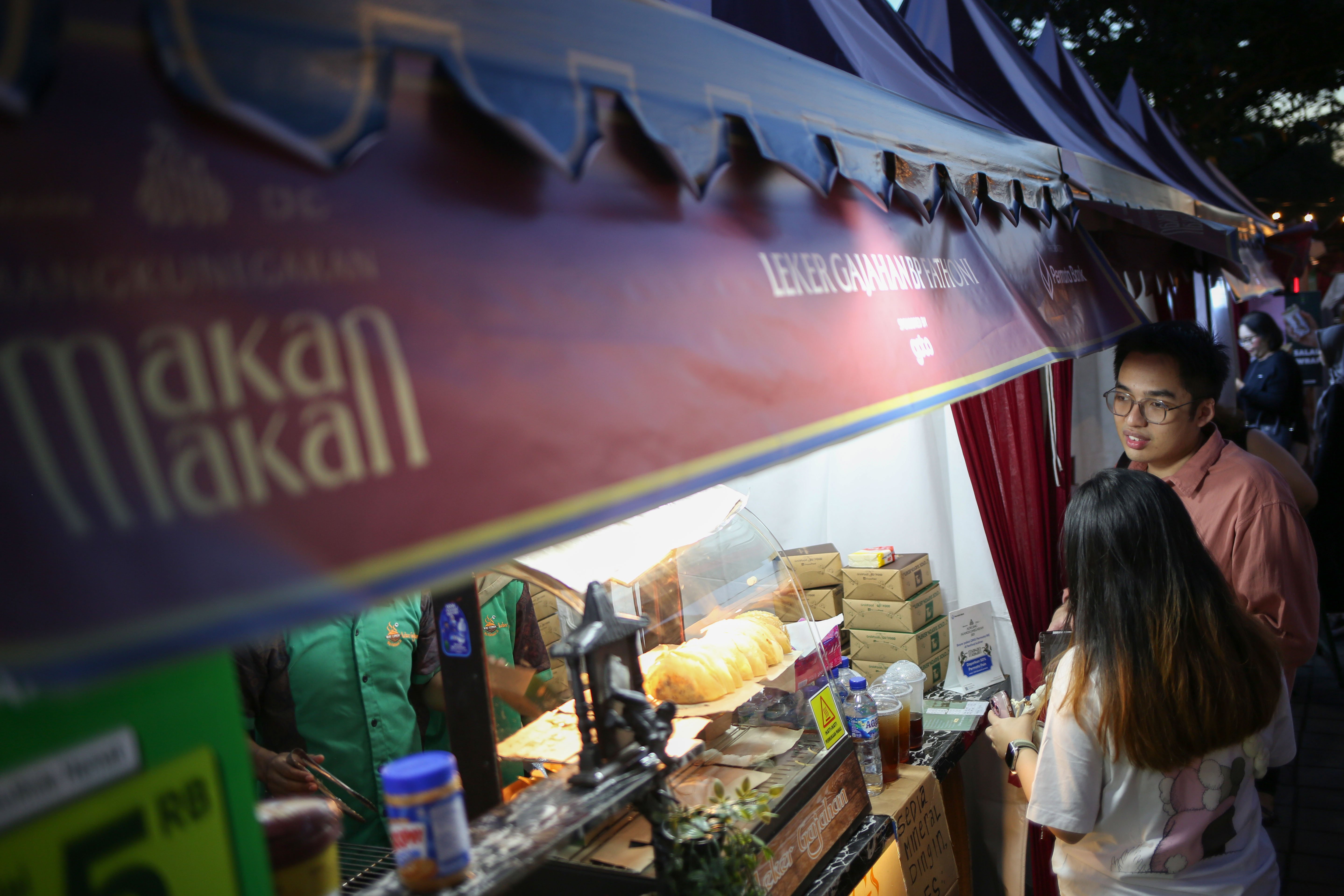 Pengunjung memesan makanan yang dijual pada acara Mangkunegaran MakaN-MakaN di Pamedan Pura Mangkunegaran, Solo, Jawa Tengah, Jumat (1/5/2026). Festival yang menghadirkan lebih dari 80 tenant kuliner dan non-kuliner dalam rangka memperingati hari jadinya Pura Mangkunegaran ini berlangsung hingga 3 Mei 2026.