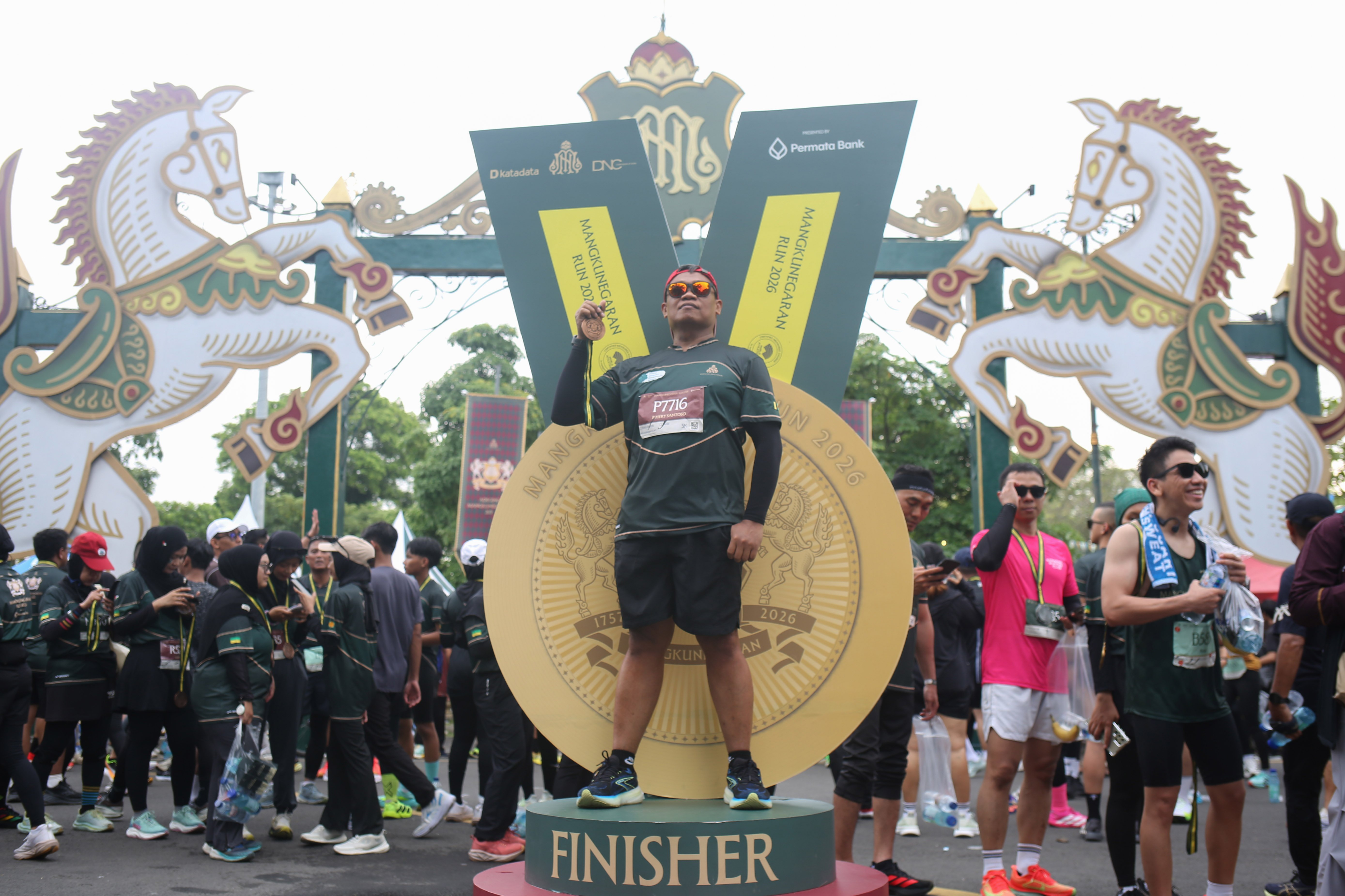 Peserta berfoto memegang medali setelah berhasil menyelesaikan rute pada Mangkunegaran Run 2026 di Jalan Gatot Subroto, Solo, Jawa Tengah, Minggu (3/5/2026). Ajang yang digelar dalam rangka adeging atau peringatan hari jadi Pura Mangkunegaran ke-269 ini diikuti oleh 7.750 peserta dari berbagai daerah Indonesia dengan 22 orang pelari diantaranya berasal dari 20 negara.