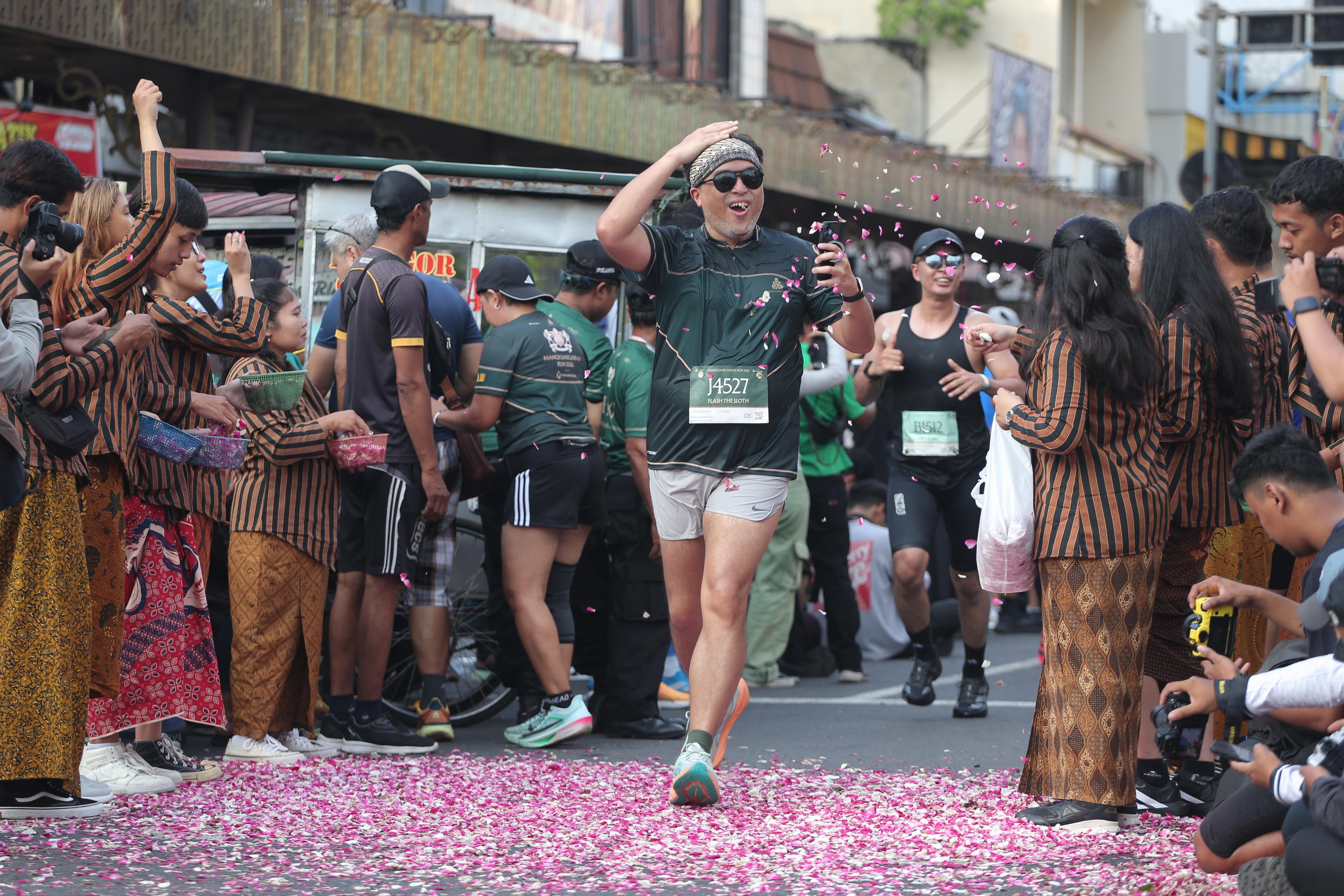 Peserta berlari saat mengikuti Mangkunegaran Run 2026 di Jalan Diponegoro, Solo, Jawa Tengah, Minggu (3/5/2026). Ajang yang digelar dalam rangka adeging atau peringatan hari jadi Pura Mangkunegaran ke-269 ini diikuti oleh 7.750 peserta dari berbagai daerah Indonesia dengan 22 orang pelari diantaranya berasal dari 20 negara.