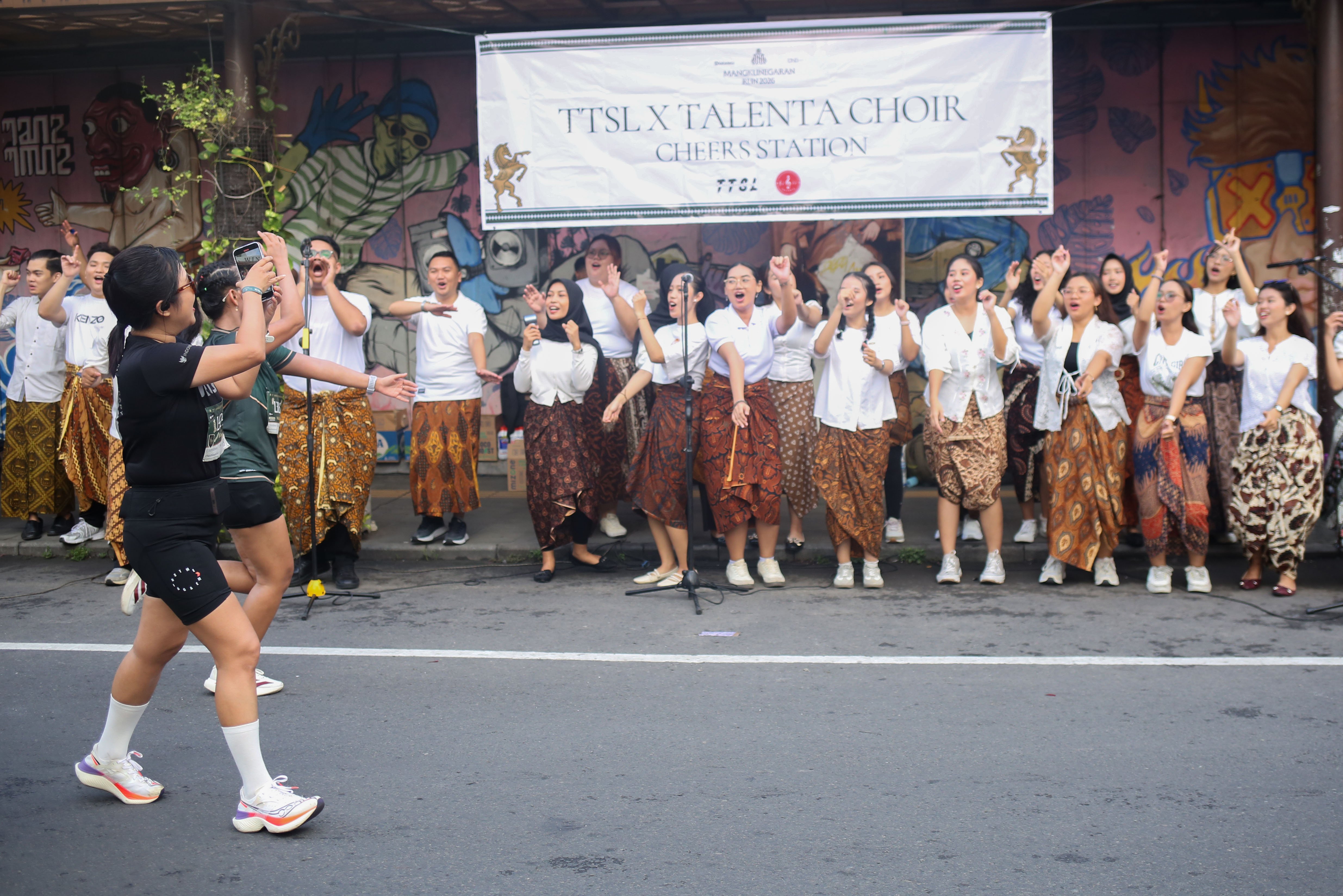 Pemandu sorak memberikan semangat kepada pelari yang mengikuti Mangkunegaran Run 2026 di Jalan Diponegoro, Solo, Jawa Tengah, Minggu (3/5/2026). Ajang yang digelar dalam rangka adeging atau peringatan hari jadi Pura Mangkunegaran ke-269 ini diikuti oleh 7.750 peserta dari berbagai daerah Indonesia dengan 22 orang pelari diantaranya berasal dari 20 negara.