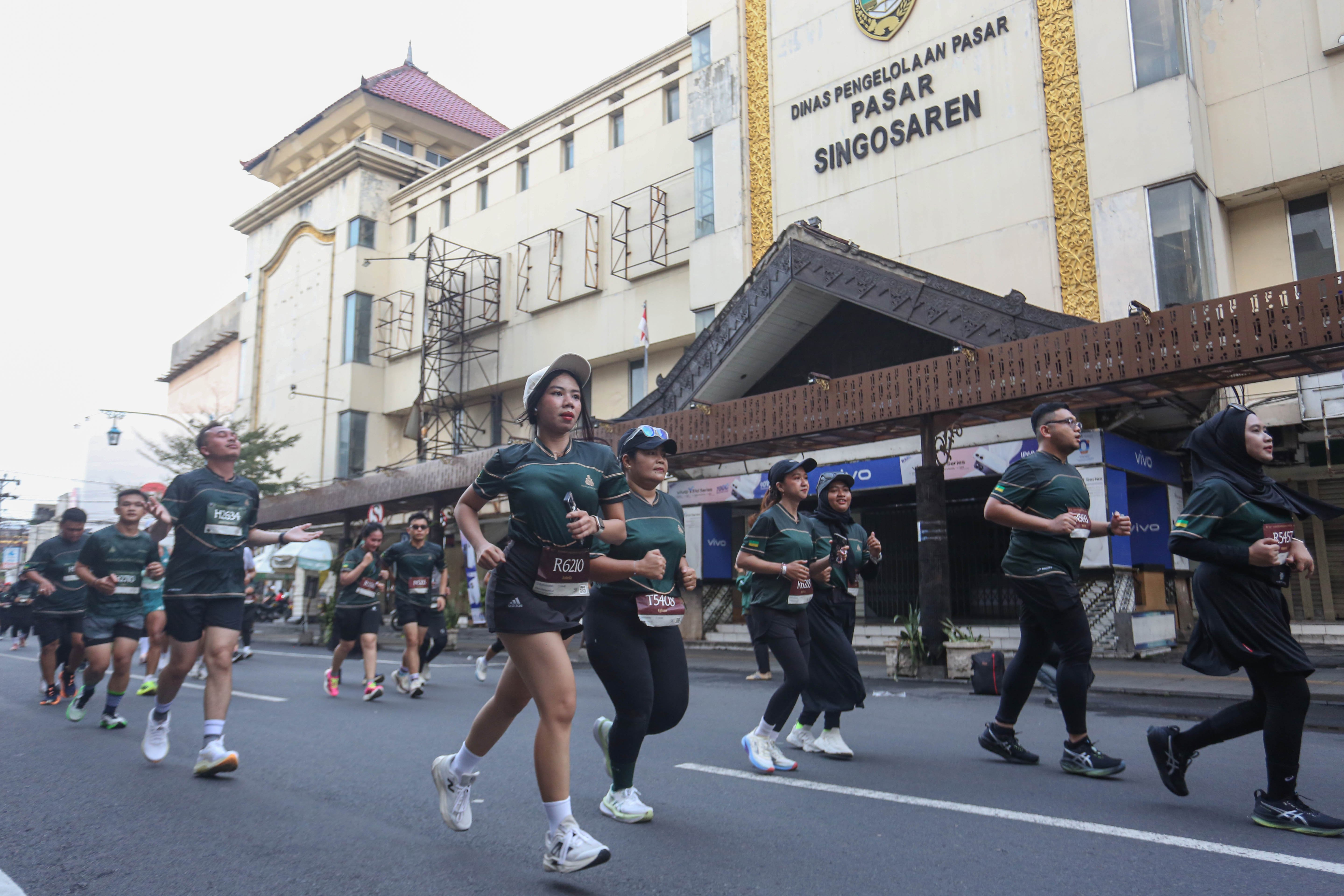 Peserta berlari saat mengikuti Mangkunegaran Run 2026 di Jalan Diponegoro, Solo, Jawa Tengah, Minggu (3/5/2026). Ajang yang digelar dalam rangka adeging atau peringatan hari jadi Pura Mangkunegaran ke-269 ini diikuti oleh 7.750 peserta dari berbagai daerah Indonesia dengan 22 orang pelari diantaranya berasal dari 20 negara.