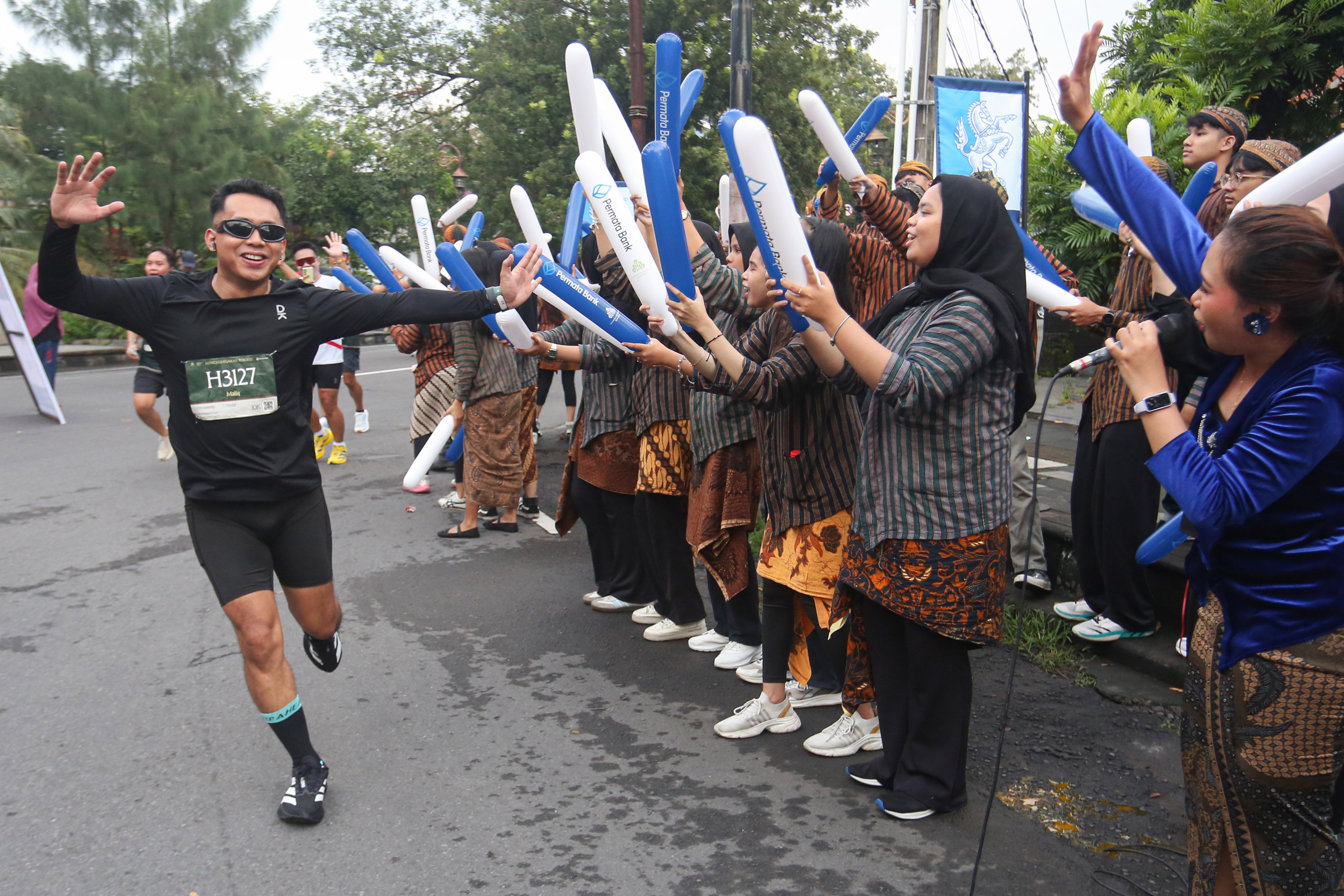 Pemandu sorak memberikan semangat kepada pelari yang mengikuti Mangkunegaran Run 2026 di Jalan Kebangkitan Nasional, Solo, Jawa Tengah, Minggu (3/5/2026). Ajang yang digelar dalam rangka adeging atau peringatan hari jadi Pura Mangkunegaran ke-269 ini diikuti oleh 7.750 peserta dari berbagai daerah Indonesia dengan 22 orang pelari diantaranya berasal dari 20 negara.