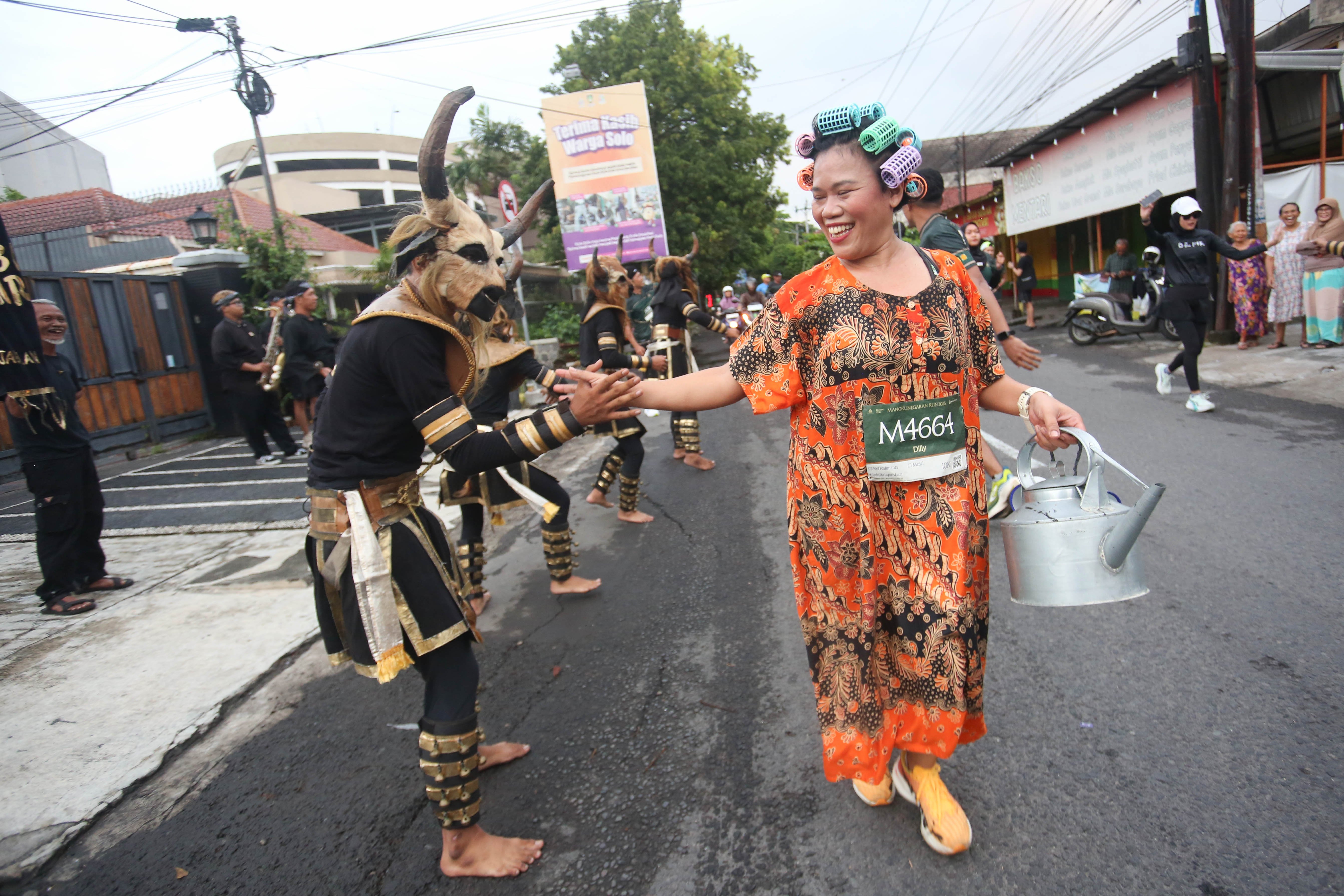 Peserta berlari mengenakan pakaian daster saat mengikuti Mangkunegaran Run 2026 di Jalan Dr. Cipto Mangunkusumo, Solo, Jawa Tengah, Minggu (3/5/2026). Ajang yang digelar dalam rangka adeging atau peringatan hari jadi Pura Mangkunegaran ke-269 ini diikuti oleh 7.750 peserta dari berbagai daerah Indonesia dengan 22 orang pelari diantaranya berasal dari 20 negara.