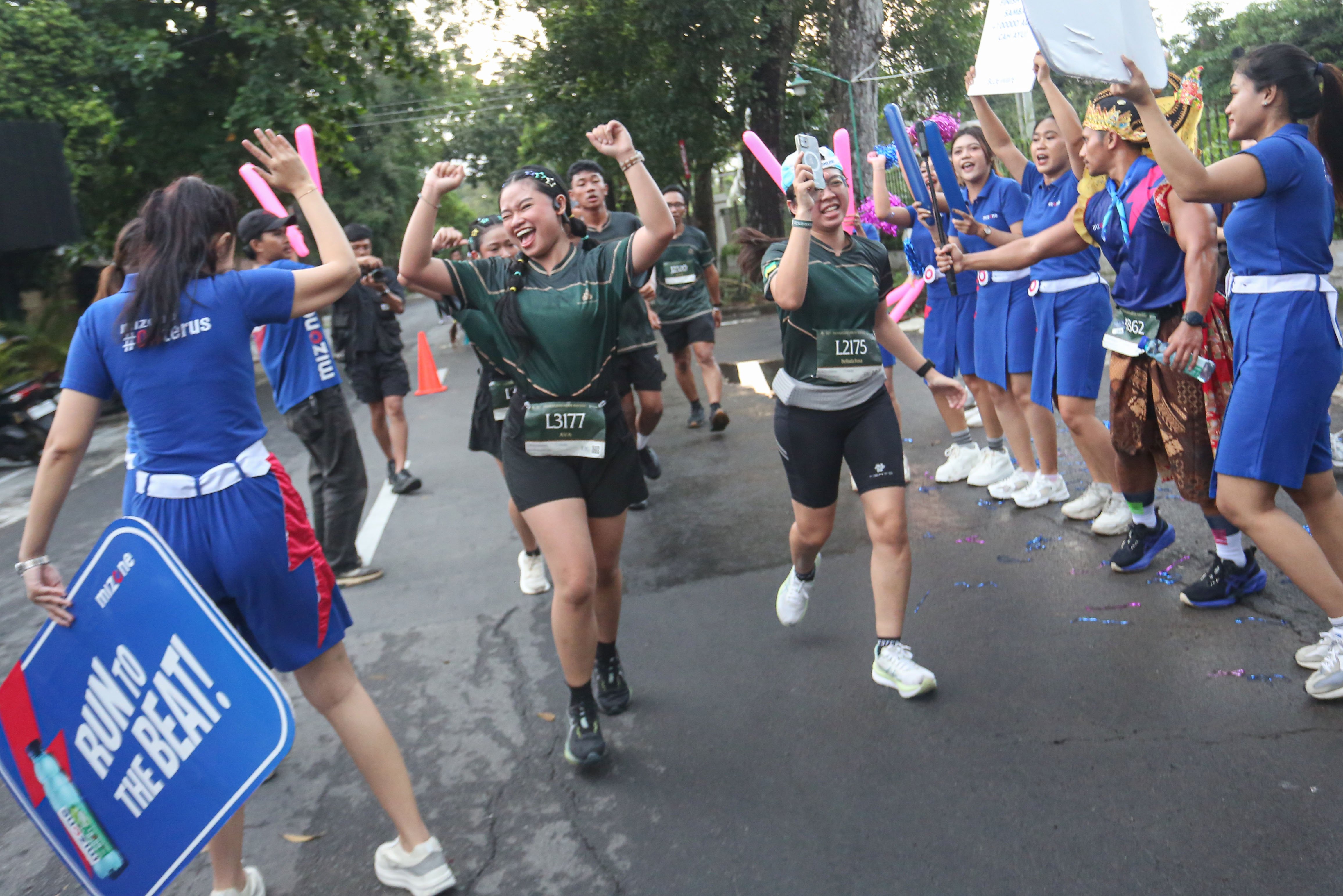 Peserta berlari saat mengikuti Mangkunegaran Run 2026 di Jalan Dr. Cipto Mangunkusumo, Solo, Jawa Tengah, Minggu (3/5/2026). Ajang yang digelar dalam rangka adeging atau peringatan hari jadi Pura Mangkunegaran ke-269 ini diikuti oleh 7.750 peserta dari berbagai daerah Indonesia dengan 22 orang pelari diantaranya berasal dari 20 negara.