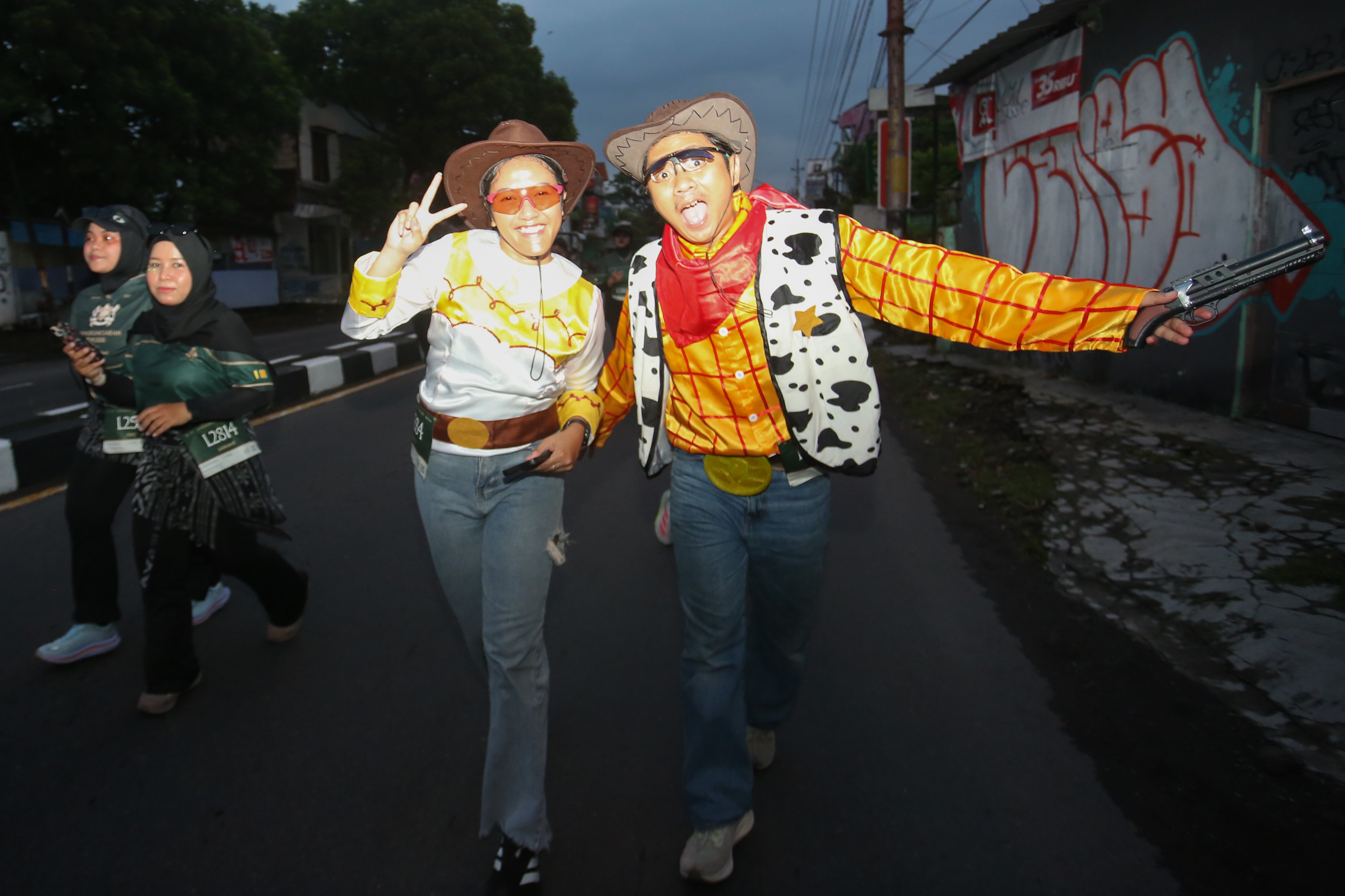 Peserta berlari mengenakan kostum koboi saat mengikuti Mangkunegaran Run 2026 di Jalan Semarang-Surakarta, Solo, Jawa Tengah, Minggu (3/5/2026). Ajang yang digelar dalam rangka adeging atau peringatan hari jadi Pura Mangkunegaran ke-269 ini diikuti oleh 7.750 peserta dari berbagai daerah Indonesia dengan 22 orang pelari diantaranya berasal dari 20 negara.
