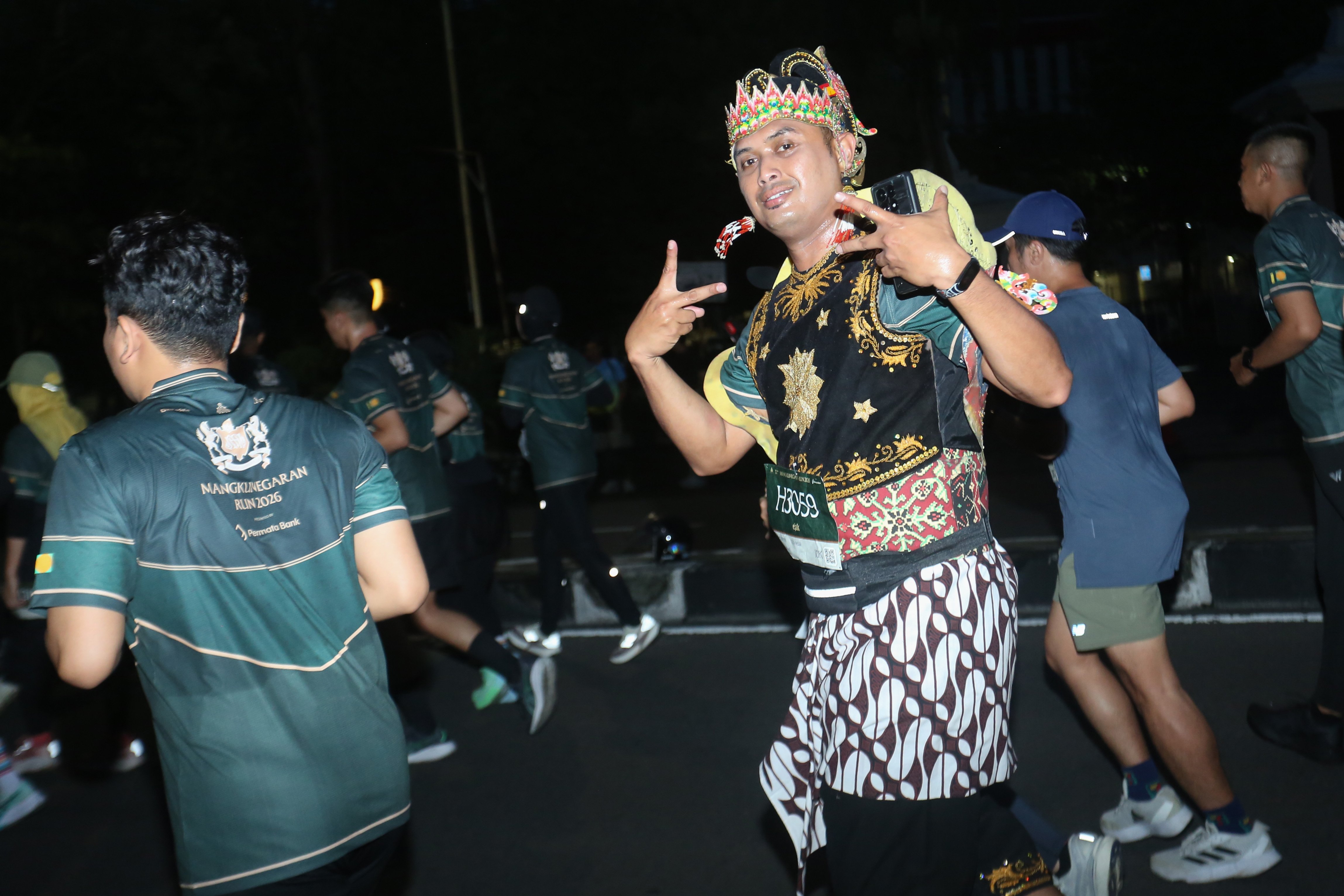 Peserta berlari mengenakan kostum Gatot Kaca saat mengikuti Mangkunegaran Run 2026 di Jalan Hasanudin, Solo, Jawa Tengah, Minggu (3/5/2026). Ajang yang digelar dalam rangka adeging atau peringatan hari jadi Pura Mangkunegaran ke-269 ini diikuti oleh 7.750 peserta dari berbagai daerah Indonesia dengan 22 orang pelari diantaranya berasal dari 20 negara.
