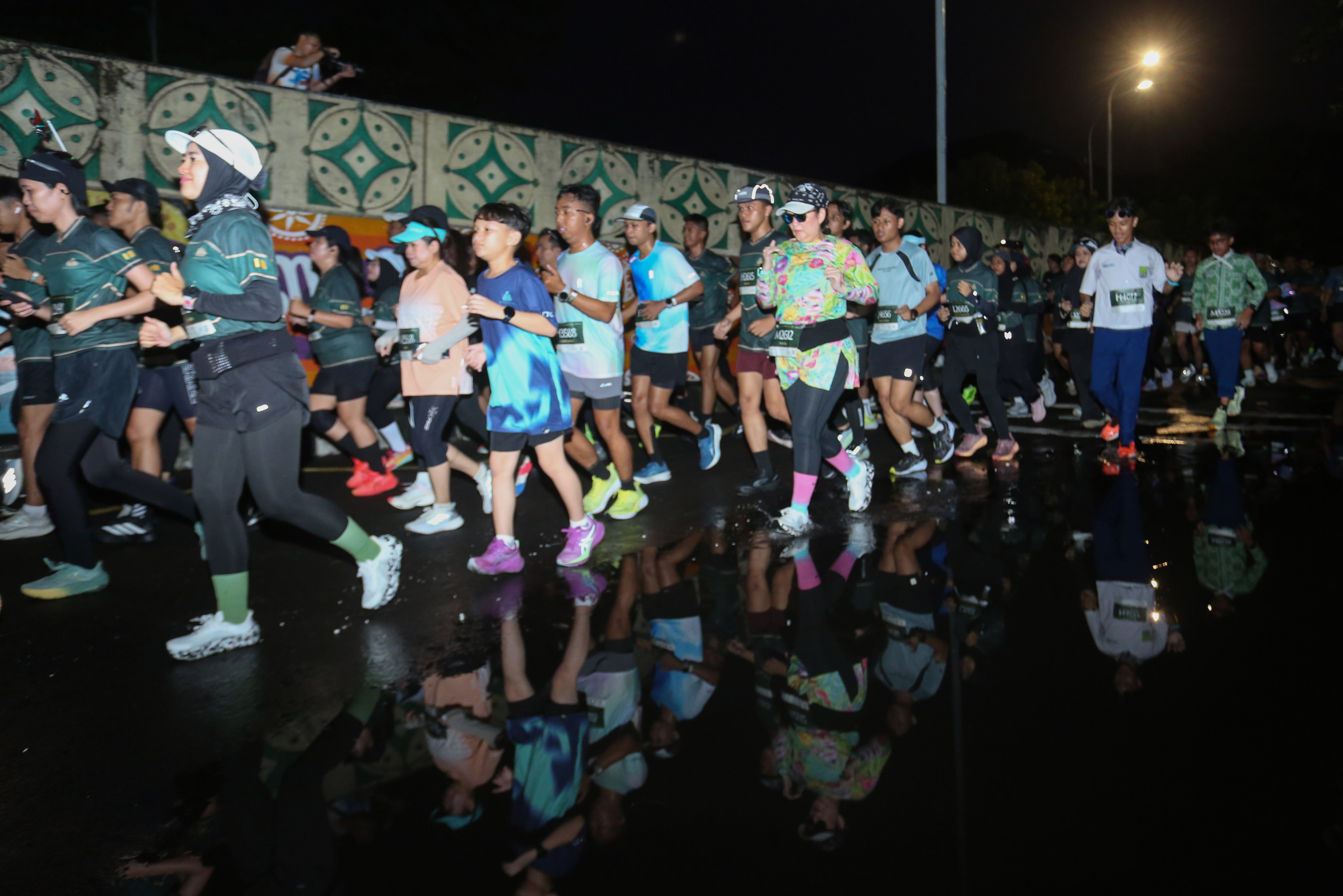 Peserta berlari saat mengikuti Mangkunegaran Run 2026 di kawasan Stadion Manahan Solo, Jawa Tengah, Minggu (3/5/2026). Ajang yang digelar dalam rangka adeging atau peringatan hari jadi Pura Mangkunegaran ke-269 ini diikuti oleh 7.750 peserta dari berbagai daerah Indonesia dengan 22 orang pelari diantaranya berasal dari 20 negara.