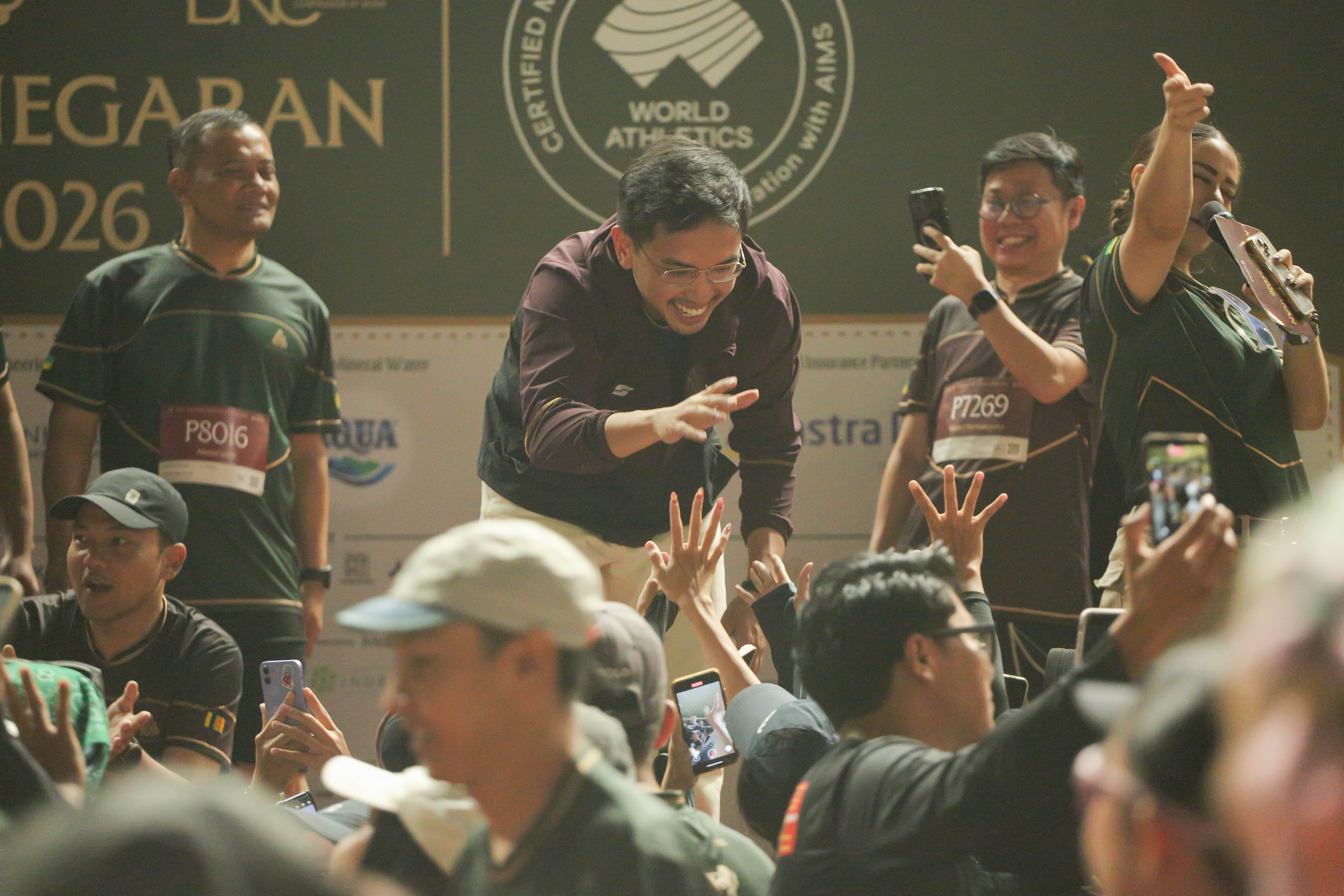 Kanjeng Gusti Pangeran Adipati Arya (KGPAA) Mangkunegara X (kedua kiri) menyapa pelari yang mengikuti Mangkunegaran Run 2026 di Stadion Manahan Solo, Jawa Tengah, Minggu (3/5/2026). Ajang yang digelar dalam rangka adeging atau peringatan hari jadi Pura Mangkunegaran ke-269 ini diikuti oleh 7.750 peserta dari berbagai daerah Indonesia dengan 22 orang pelari diantaranya berasal dari 20 negara.