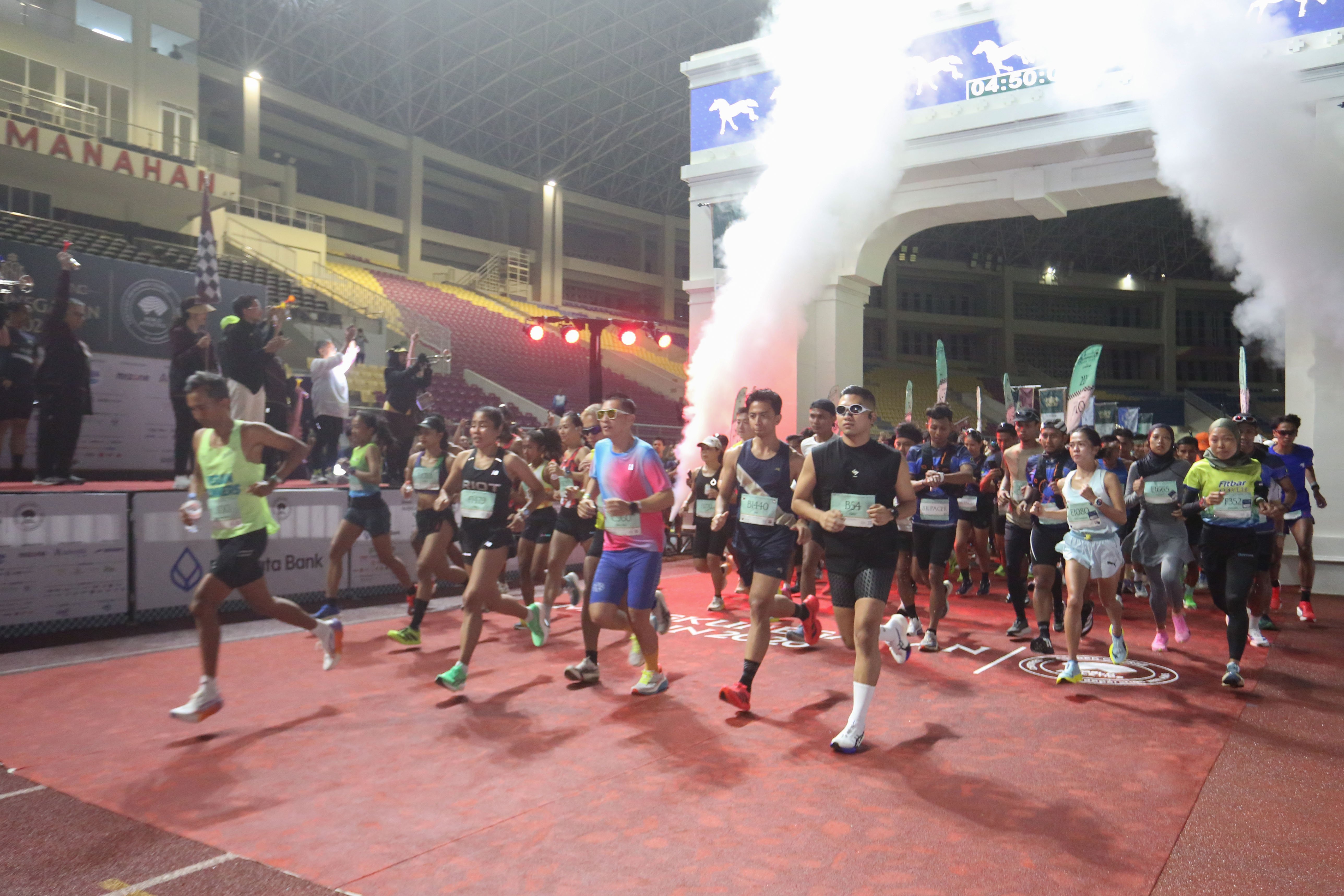 Peserta berlari saat mengikuti Mangkunegaran Run 2026 di Stadion Manahan Solo, Jawa Tengah, Minggu (3/5/2026). Ajang yang digelar dalam rangka adeging atau peringatan hari jadi Pura Mangkunegaran ke-269 ini diikuti oleh 7.750 peserta dari berbagai daerah Indonesia dengan 22 orang pelari diantaranya berasal dari 20 negara.