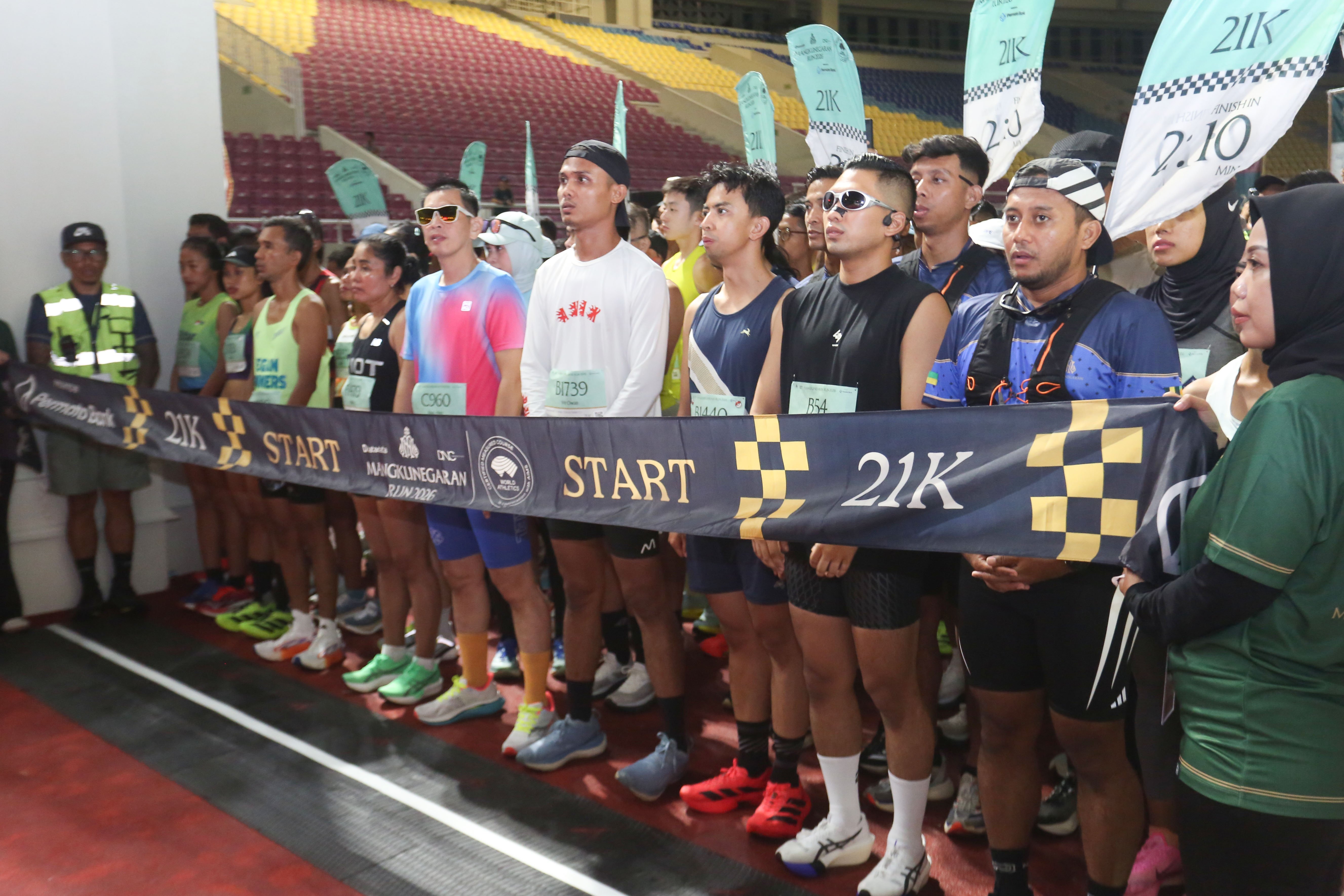 Peserta bersiap untuk berlari saat mengikuti Mangkunegaran Run 2026 di Stadion Manahan Solo, Jawa Tengah, Minggu (3/5/2026). Ajang yang digelar dalam rangka adeging atau peringatan hari jadi Pura Mangkunegaran ke-269 ini diikuti oleh 7.750 peserta dari berbagai daerah Indonesia dengan 22 orang pelari diantaranya berasal dari 20 negara.