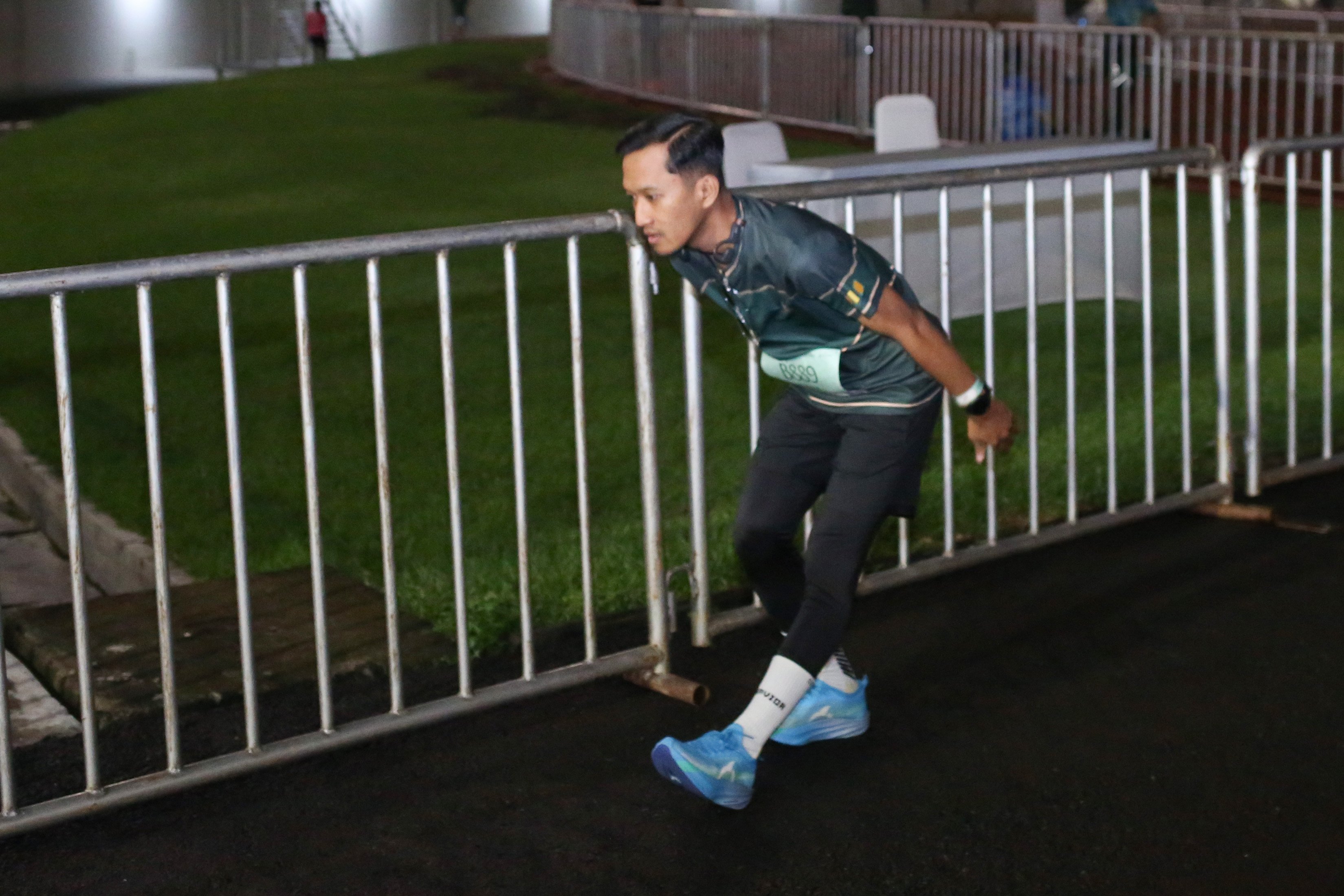 Peserta melakukan pemanasan sebelum mengikuti Mangkunegaran Run 2026 di Stadion Manahan Solo, Jawa Tengah, Minggu (3/5/2026). Ajang yang digelar dalam rangka adeging atau peringatan hari jadi Pura Mangkunegaran ke-269 ini diikuti oleh 7.750 peserta dari berbagai daerah Indonesia dengan 22 orang pelari diantaranya berasal dari 20 negara.