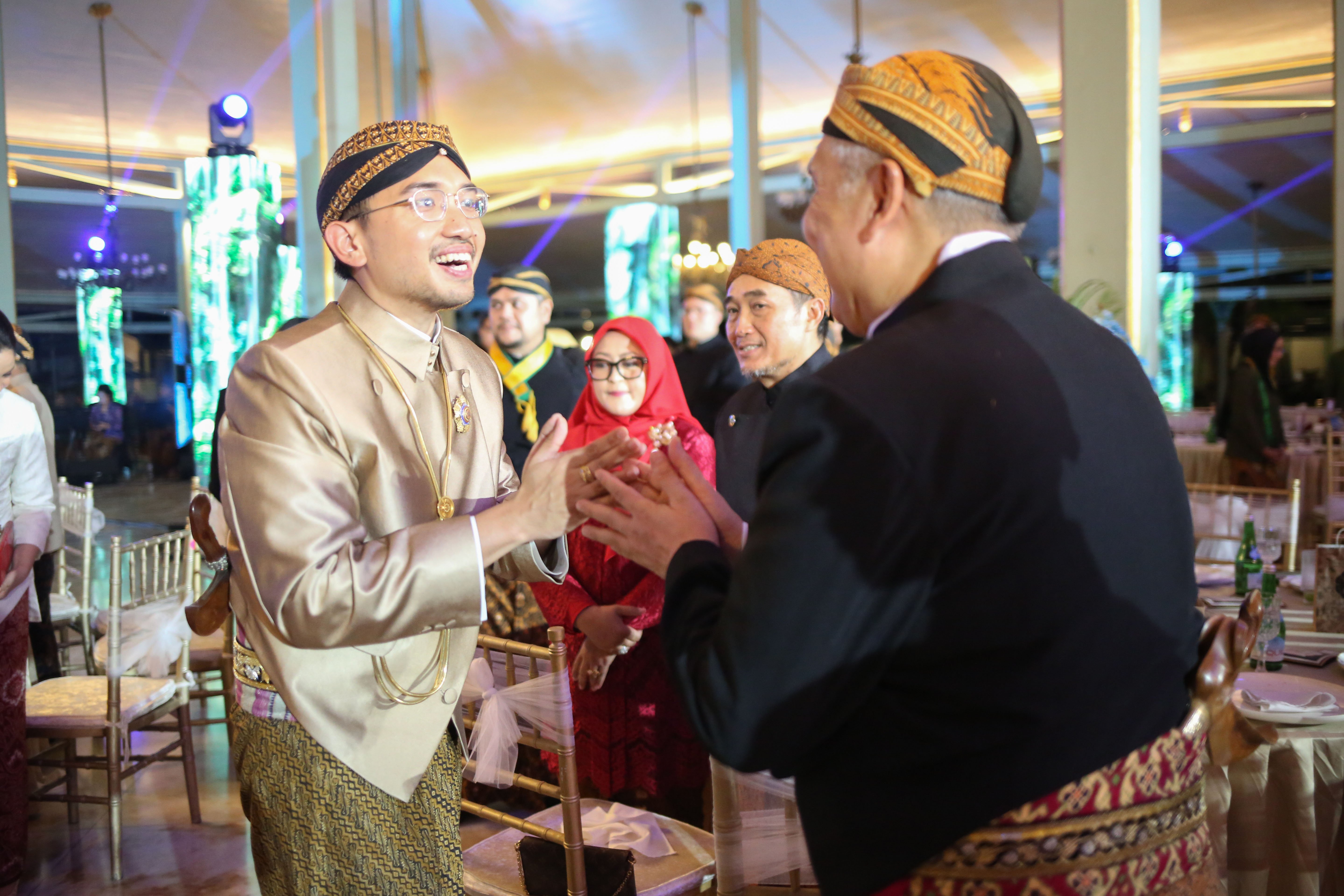 Kanjeng Gusti Pangeran Adipati Arya (KGPAA) Mangkunegara X (kiri) menyapa tamu undangan saat menghadiri Royal Heritage Dinner di Pendapa Ageng Pura Mangkunegaran, Solo, Jawa Tengah, Sabtu (2/5/2026). Acara tersebut digelar dalam rangka memperingati adeging atau hari jadinya Pura Mangkunegaran yang ke-269.