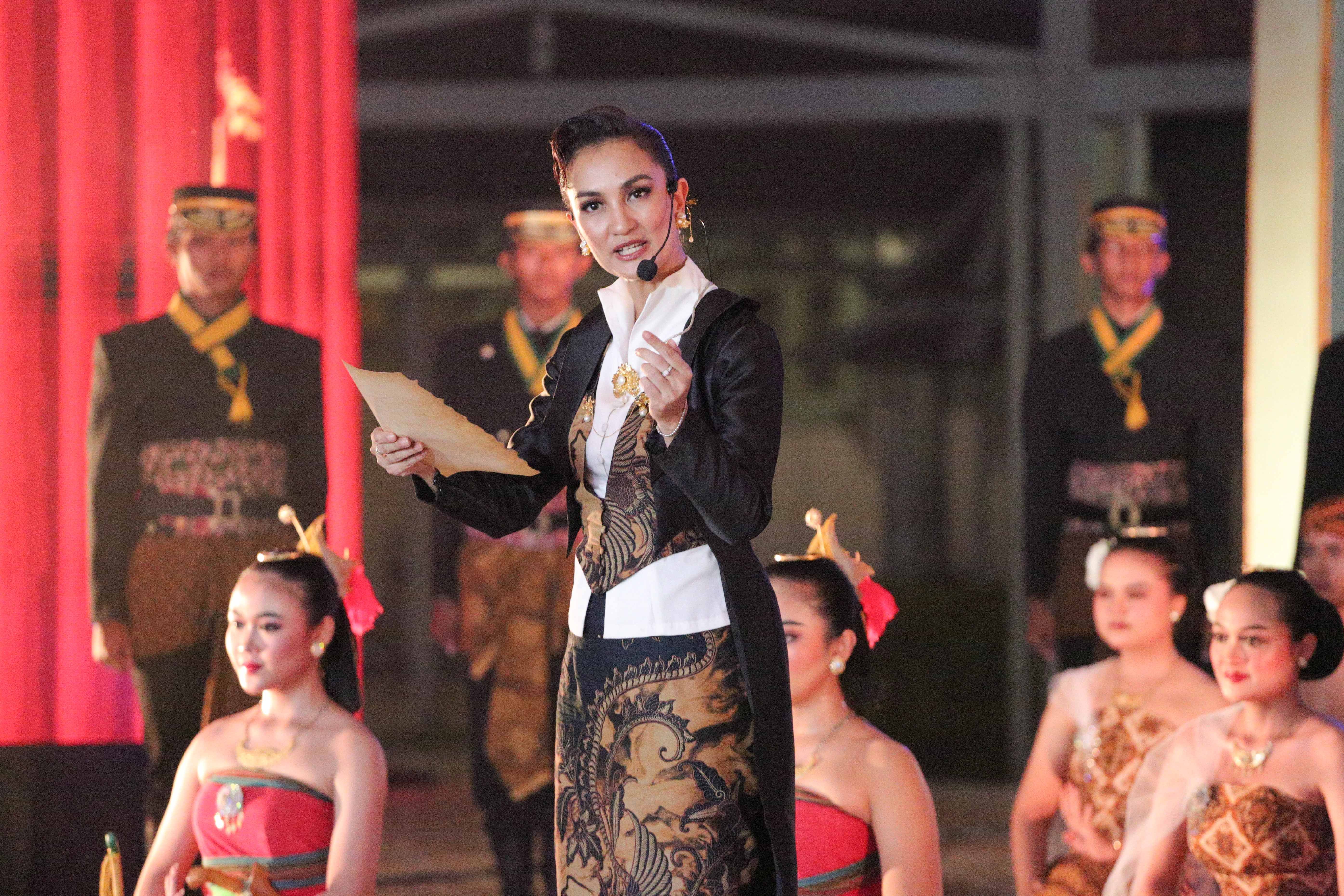 Artis Atiqah Hasiholan tampil bersama penari Panti Budaya pada Royal Heritage Dinner di Pendapa Ageng Pura Mangkunegaran, Solo, Jawa Tengah, Sabtu (2/5/2026). Acara tersebut digelar dalam rangka memperingati adeging atau hari jadinya Pura Mangkunegaran yang ke-269.
