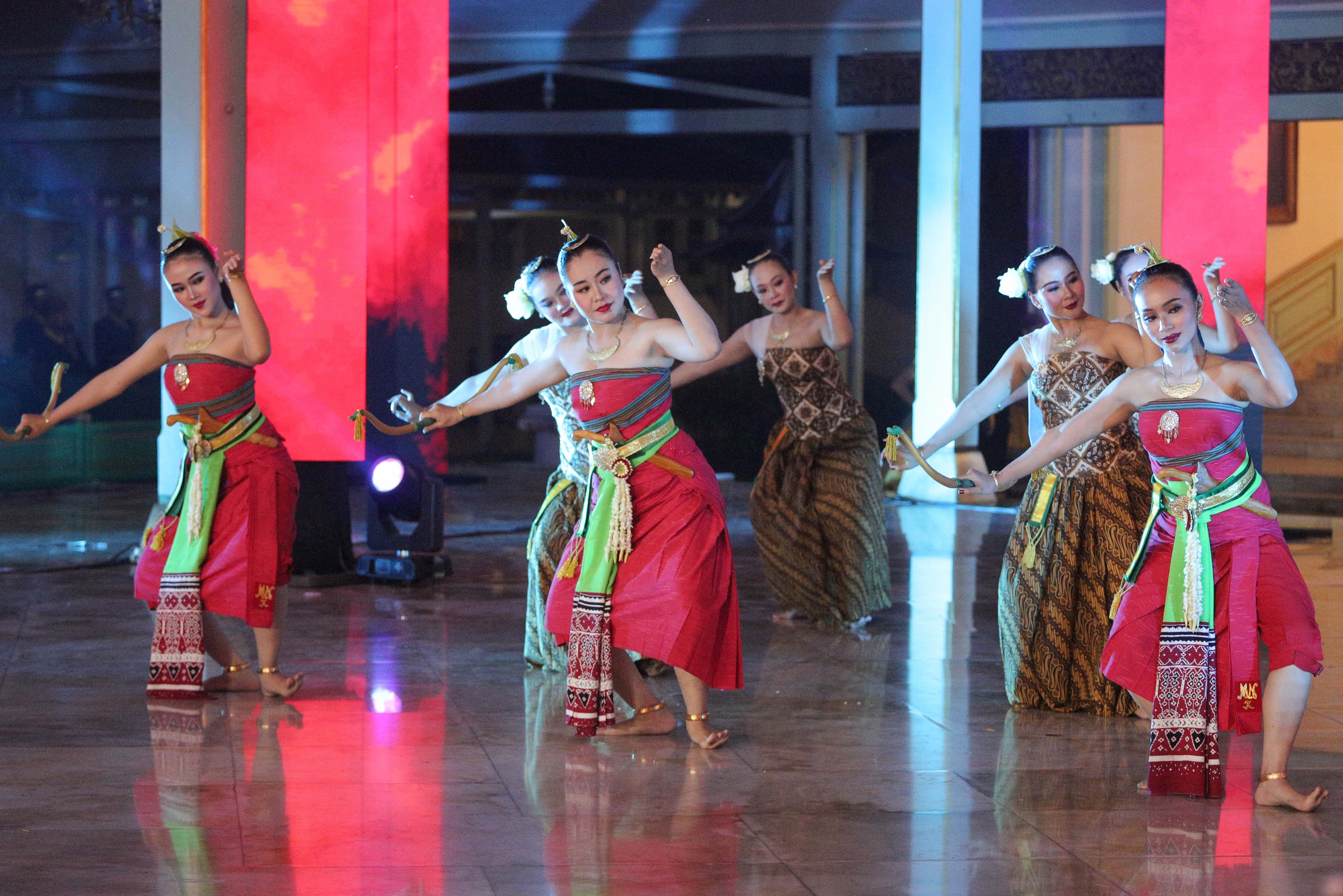 Penari Panti Budaya menampilkan tarian sajian baru pada Royal Heritage Dinner di Pendapa Ageng Pura Mangkunegaran, Solo, Jawa Tengah, Sabtu (2/5/2026). Acara tersebut digelar dalam rangka memperingati adeging atau hari jadinya Pura Mangkunegaran yang ke-269.