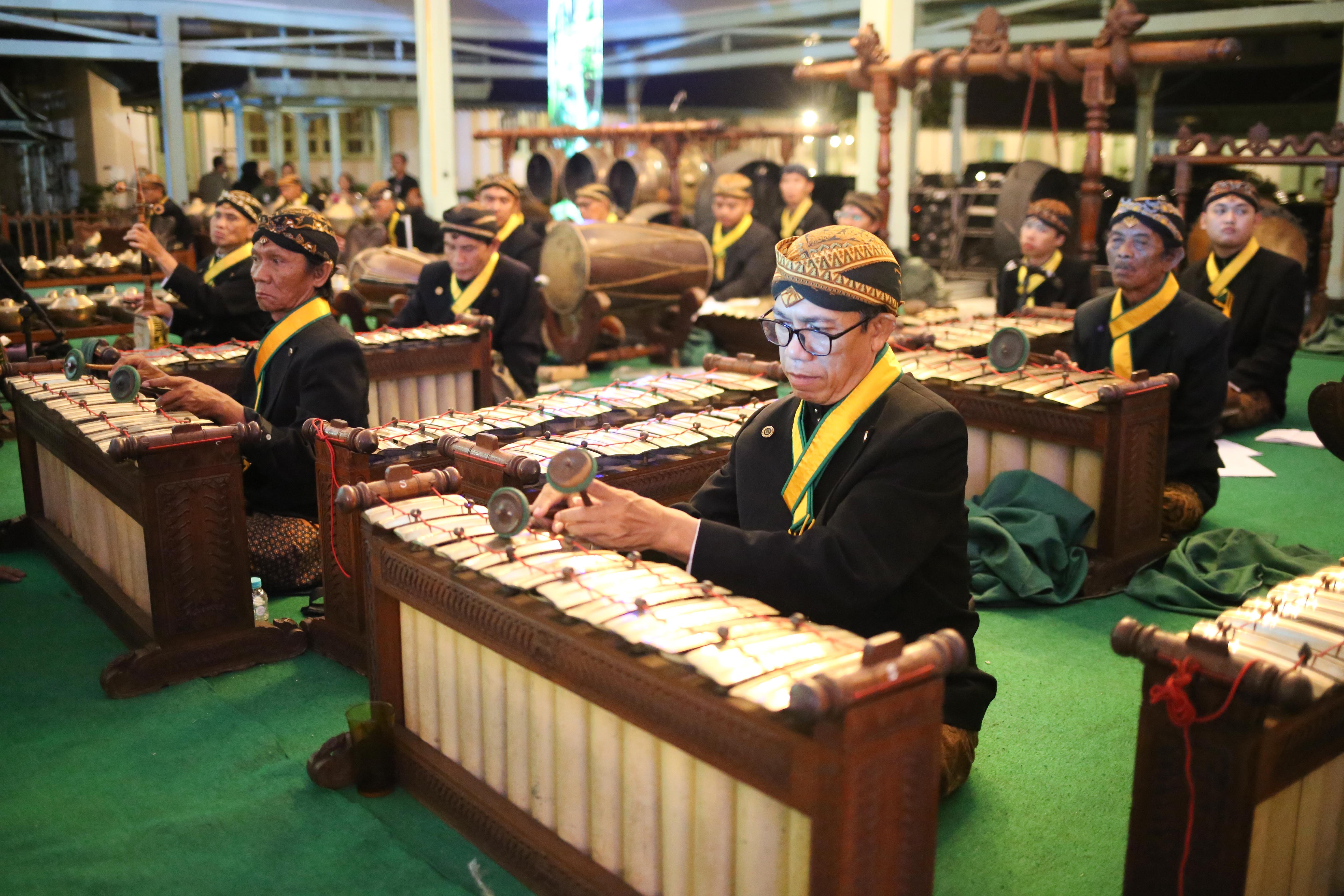Abdi dalem memainkan alat musik gamelan pada Royal Heritage Dinner di Pendapa Ageng Pura Mangkunegaran, Solo, Jawa Tengah, Sabtu (2/5/2026). Acara tersebut digelar dalam rangka memperingati adeging atau hari jadinya Pura Mangkunegaran yang ke-269.