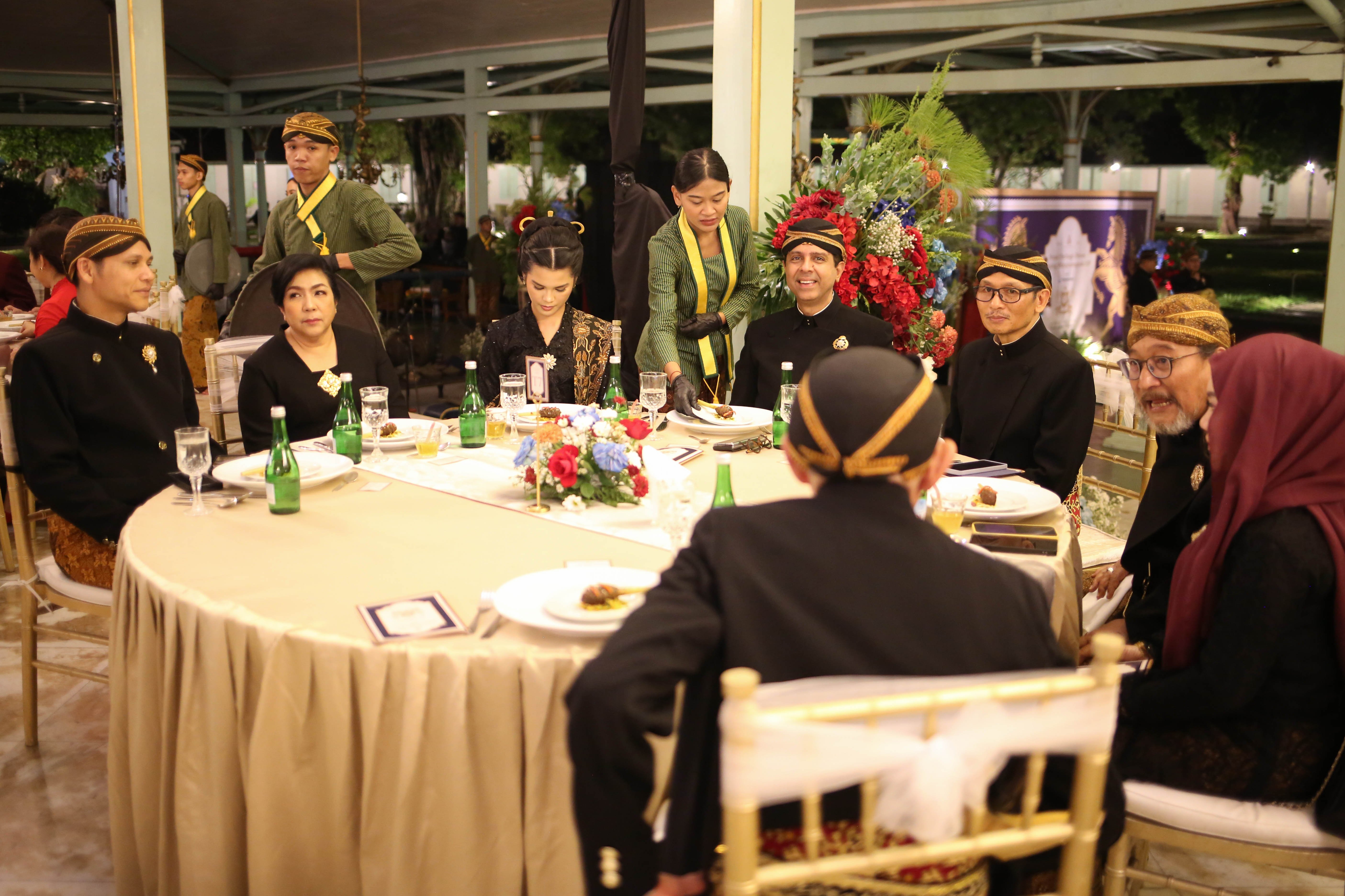 Pramusaji menghidangkan makanan kepada tamu undangan pada Royal Heritage Dinner di Pendapa Ageng Pura Mangkunegaran, Solo, Jawa Tengah, Sabtu (2/5/2026). Acara tersebut digelar dalam rangka memperingati adeging atau hari jadinya Pura Mangkunegaran yang ke-269.