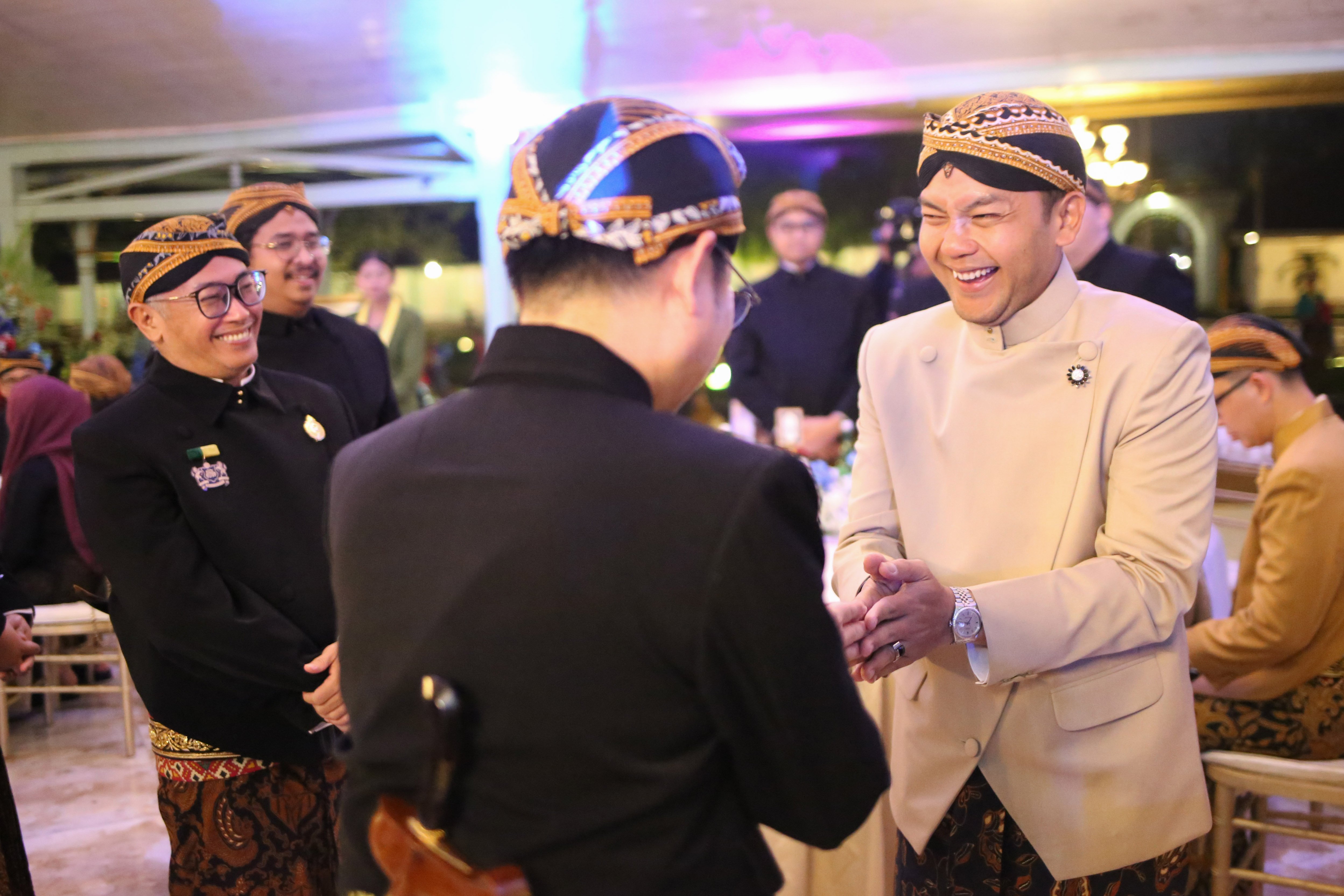 Wali Kota Surakarta Respati Achmad Ardianto (kanan) saat menghadiri Royal Heritage Dinner di Pendapa Ageng Pura Mangkunegaran, Solo, Jawa Tengah, Sabtu (2/5/2026). Acara tersebut digelar dalam rangka memperingati adeging atau hari jadinya Pura Mangkunegaran yang ke-269.
