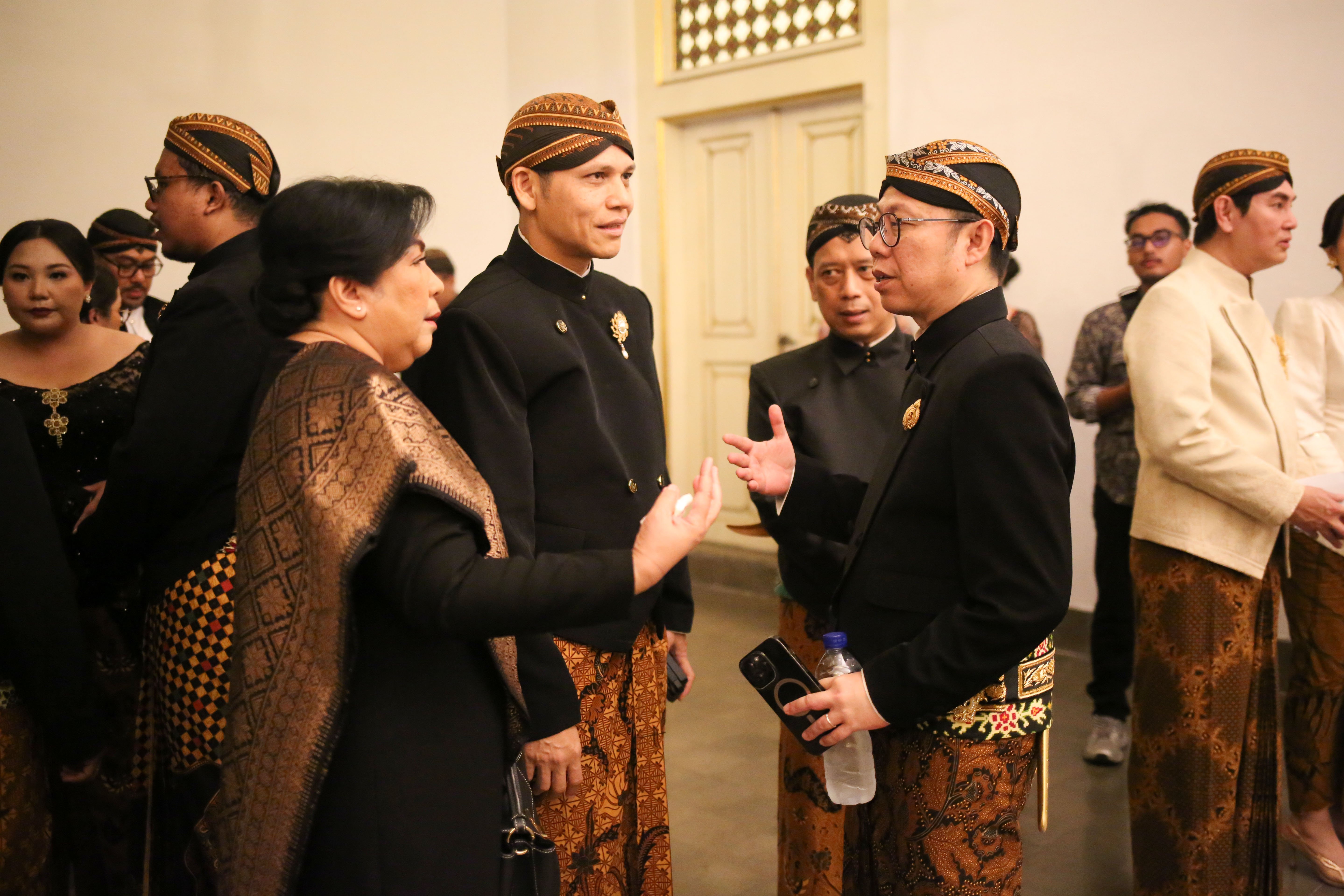 CEO Katadata Metta Dharmasaputra (kedua kanan) saat menghadiri Royal Heritage Dinner di Pendapa Ageng Pura Mangkunegaran, Solo, Jawa Tengah, Sabtu (2/5/2026). Acara tersebut digelar dalam rangka memperingati adeging atau hari jadinya Pura Mangkunegaran yang ke-269.