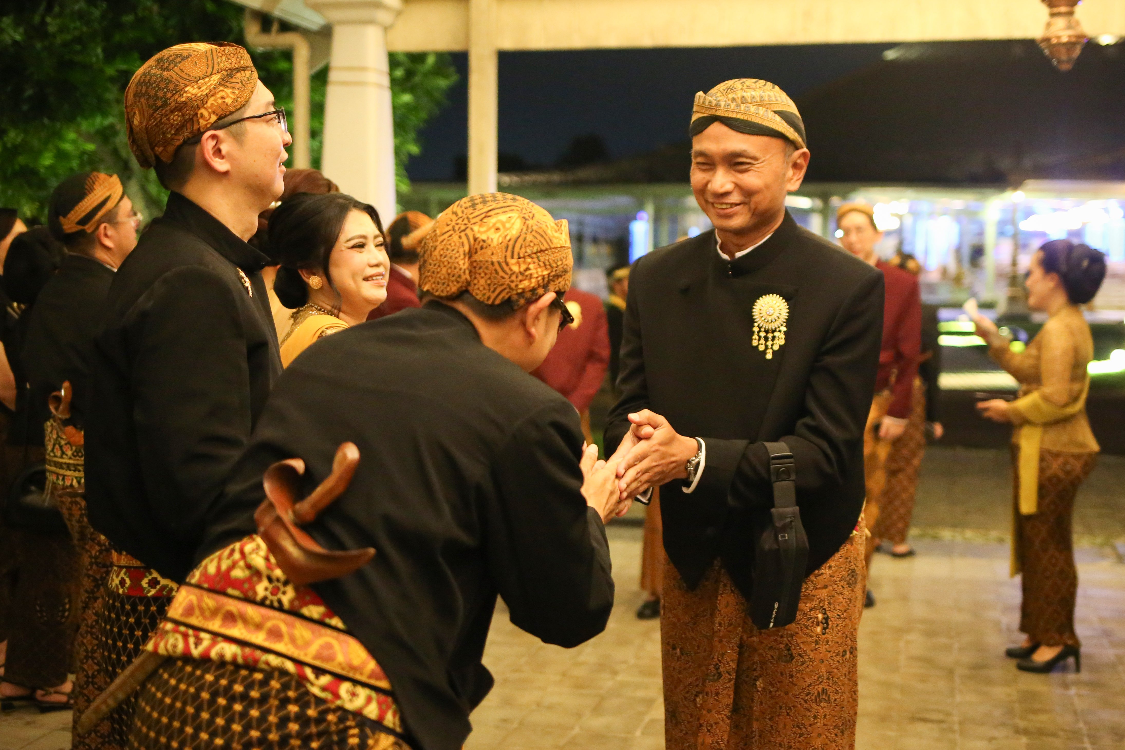 Tamu undangan tiba untuk menghadiri Royal Heritage Dinner di Pendapa Ageng Pura Mangkunegaran, Solo, Jawa Tengah, Sabtu (2/5/2026). Acara tersebut digelar dalam rangka memperingati adeging atau hari jadinya Pura Mangkunegaran yang ke-269.