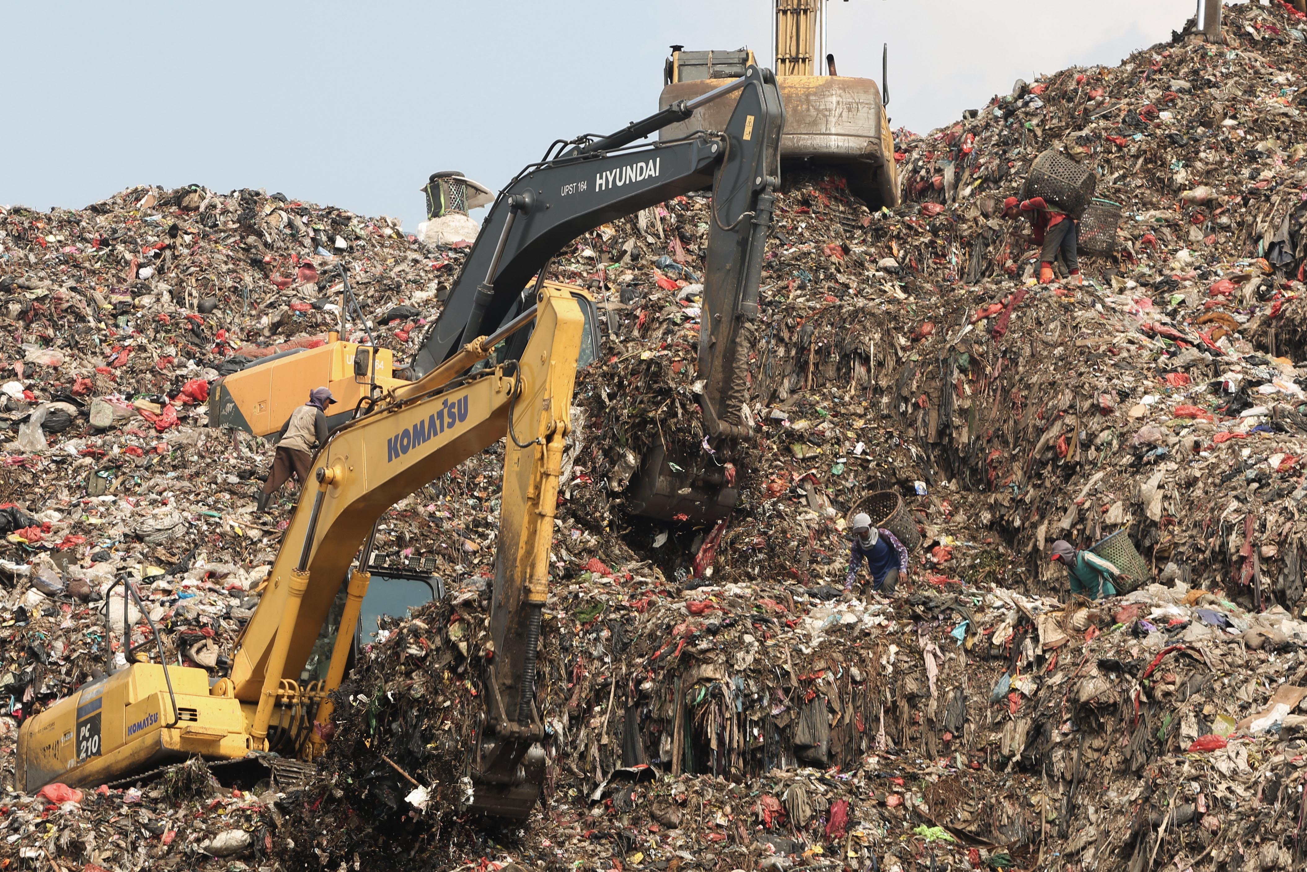 Alat berat eskavator memindahkan sampah di Tempat Pembuangan Sampah Terpadu (TPST) Bantargebang, Cikiwul, Bekasi, Jawa Barat, Selasa (12/5/2026). Kementerian Lingkungan Hidup menyatakan TPST Bantargebang hanya akan menerima sampah residu mulai 1 Agustus 2026 yang bertujuan untuk mengajak masyarakat dalam membiasakan pemilahan sampah sejak dari rumah.