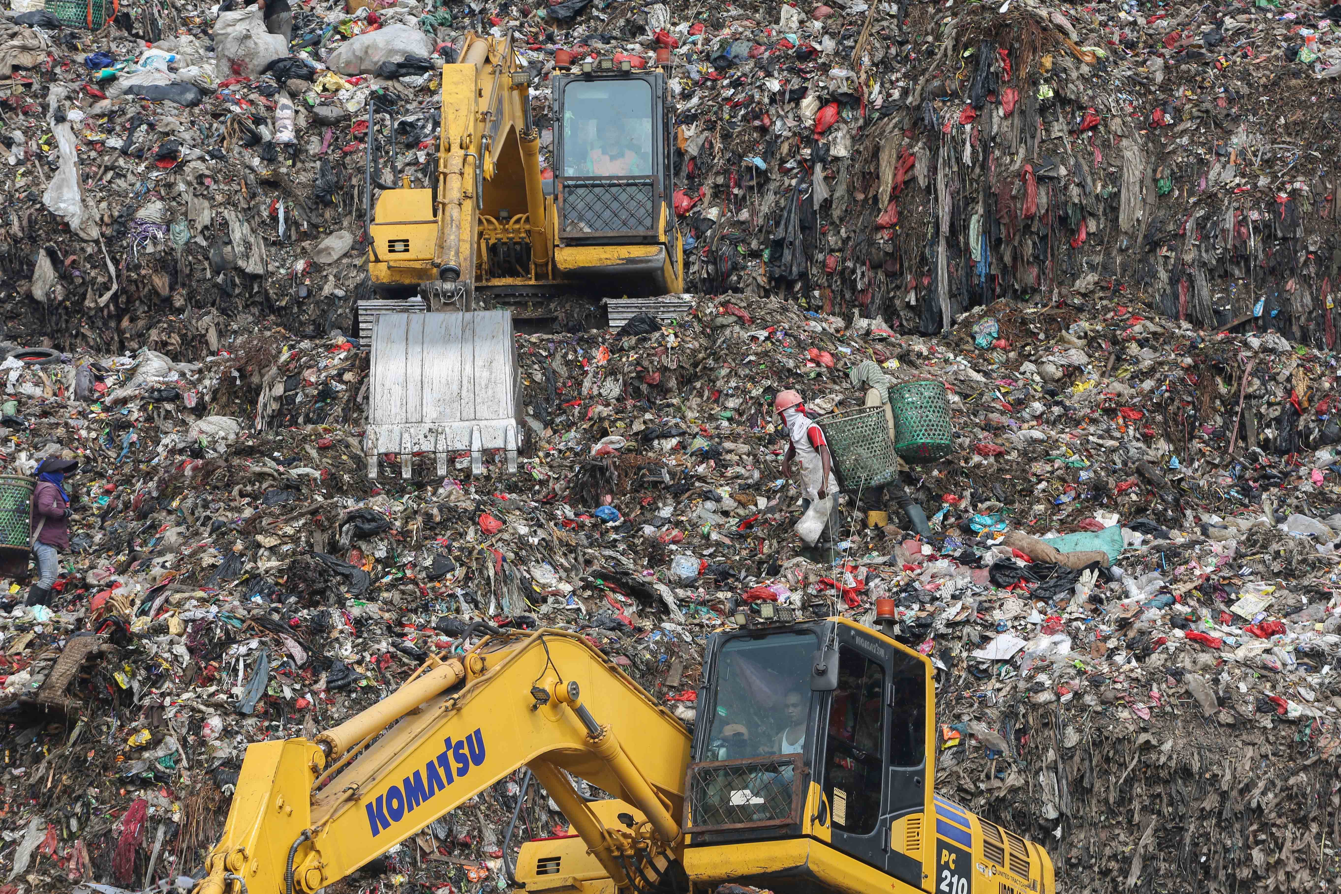 Pemulung mencari barang bekas di Tempat Pembuangan Sampah Terpadu (TPST) Bantargebang, Cikiwul, Bekasi, Jawa Barat, Selasa (12/5/2026). Kementerian Lingkungan Hidup menyatakan TPST Bantargebang hanya akan menerima sampah residu mulai 1 Agustus 2026 yang bertujuan untuk mengajak masyarakat dalam membiasakan pemilahan sampah sejak dari rumah.