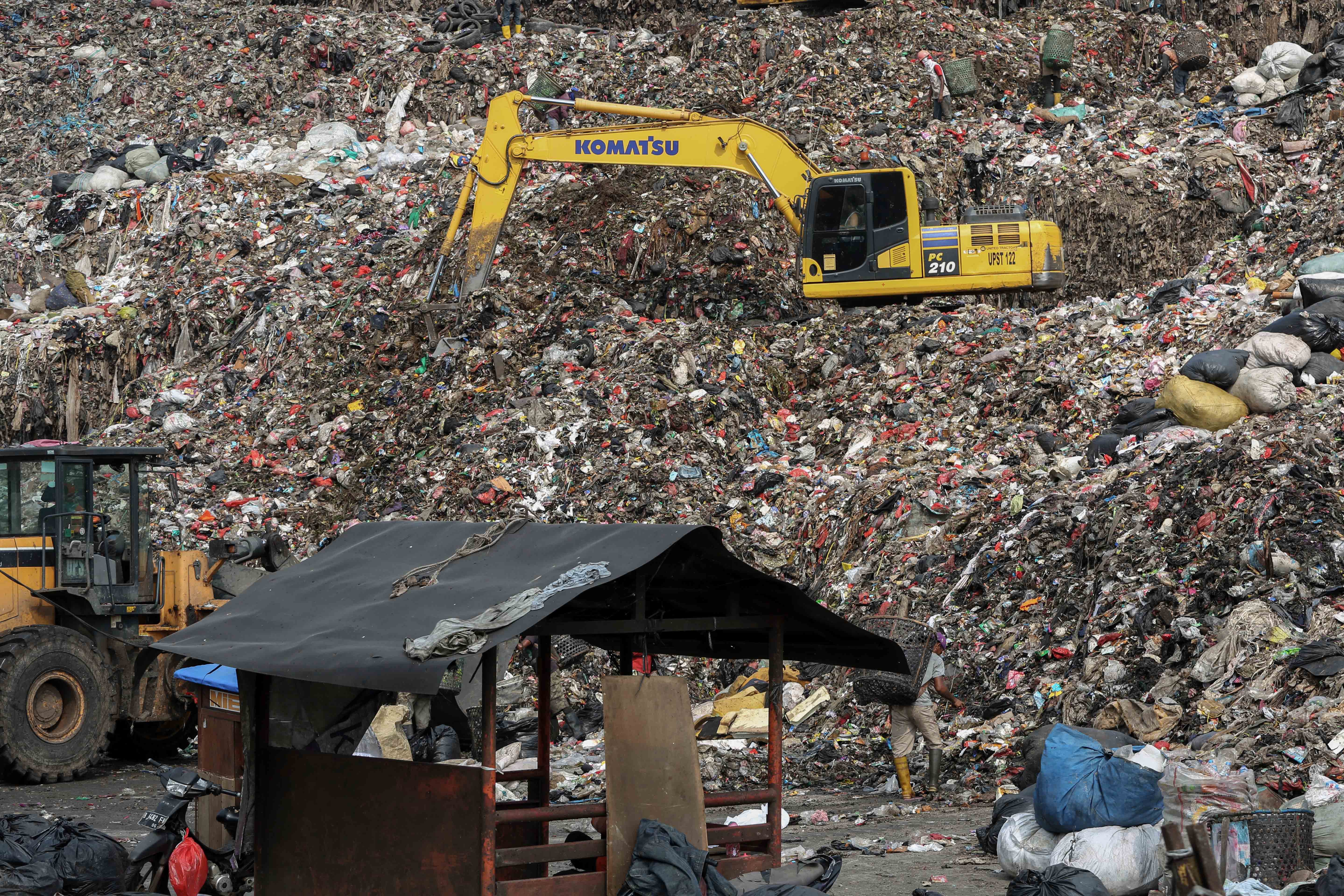 Alat berat eskavator memindahkan sampah di Tempat Pembuangan Sampah Terpadu (TPST) Bantargebang, Cikiwul, Bekasi, Jawa Barat, Selasa (12/5/2026). Kementerian Lingkungan Hidup menyatakan TPST Bantargebang hanya akan menerima sampah residu mulai 1 Agustus 2026 yang bertujuan untuk mengajak masyarakat dalam membiasakan pemilahan sampah sejak dari rumah.