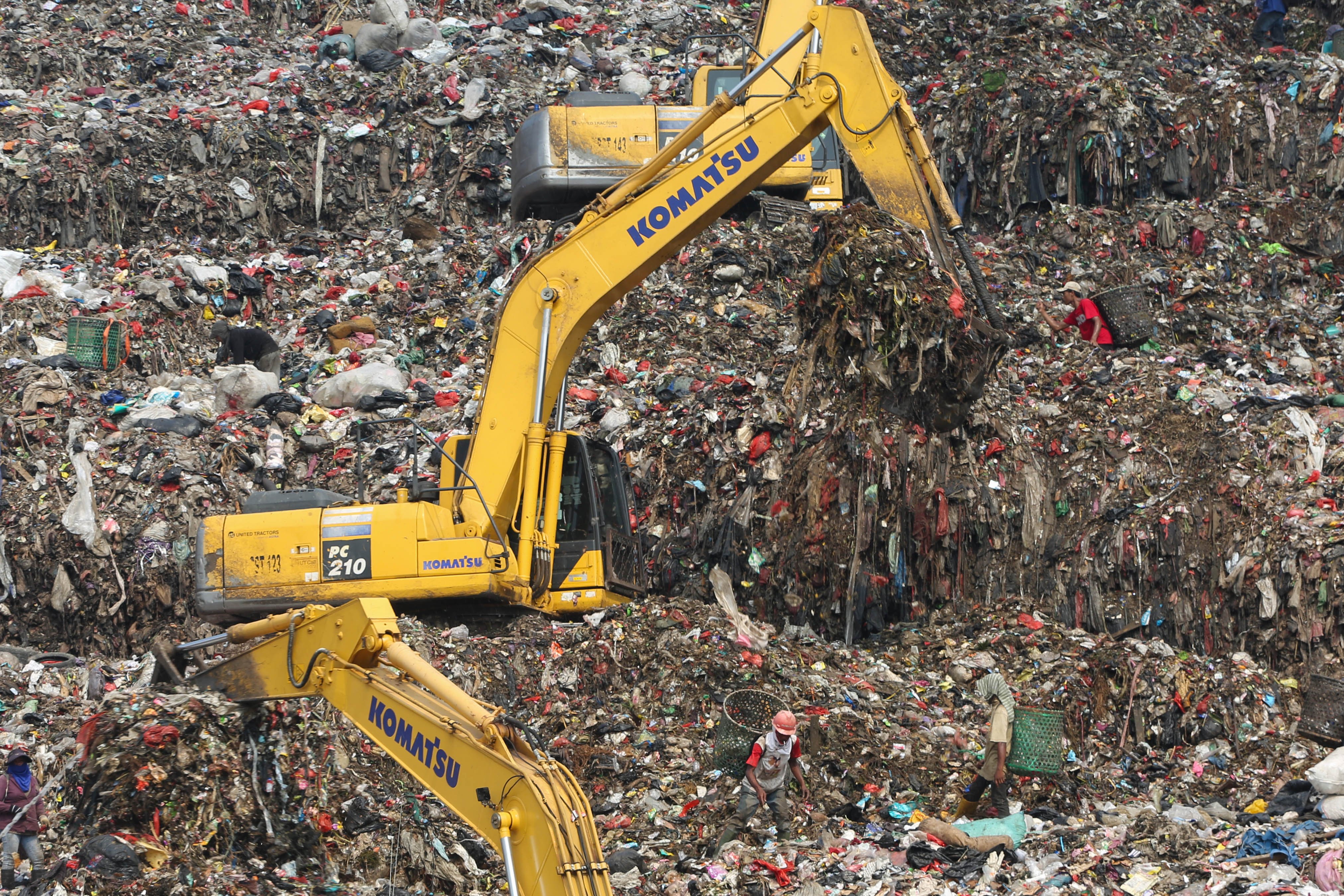 Alat berat eskavator memindahkan sampah di Tempat Pembuangan Sampah Terpadu (TPST) Bantargebang, Cikiwul, Bekasi, Jawa Barat, Selasa (12/5/2026). Kementerian Lingkungan Hidup menyatakan TPST Bantargebang hanya akan menerima sampah residu mulai 1 Agustus 2026 yang bertujuan untuk mengajak masyarakat dalam membiasakan pemilahan sampah sejak dari rumah.