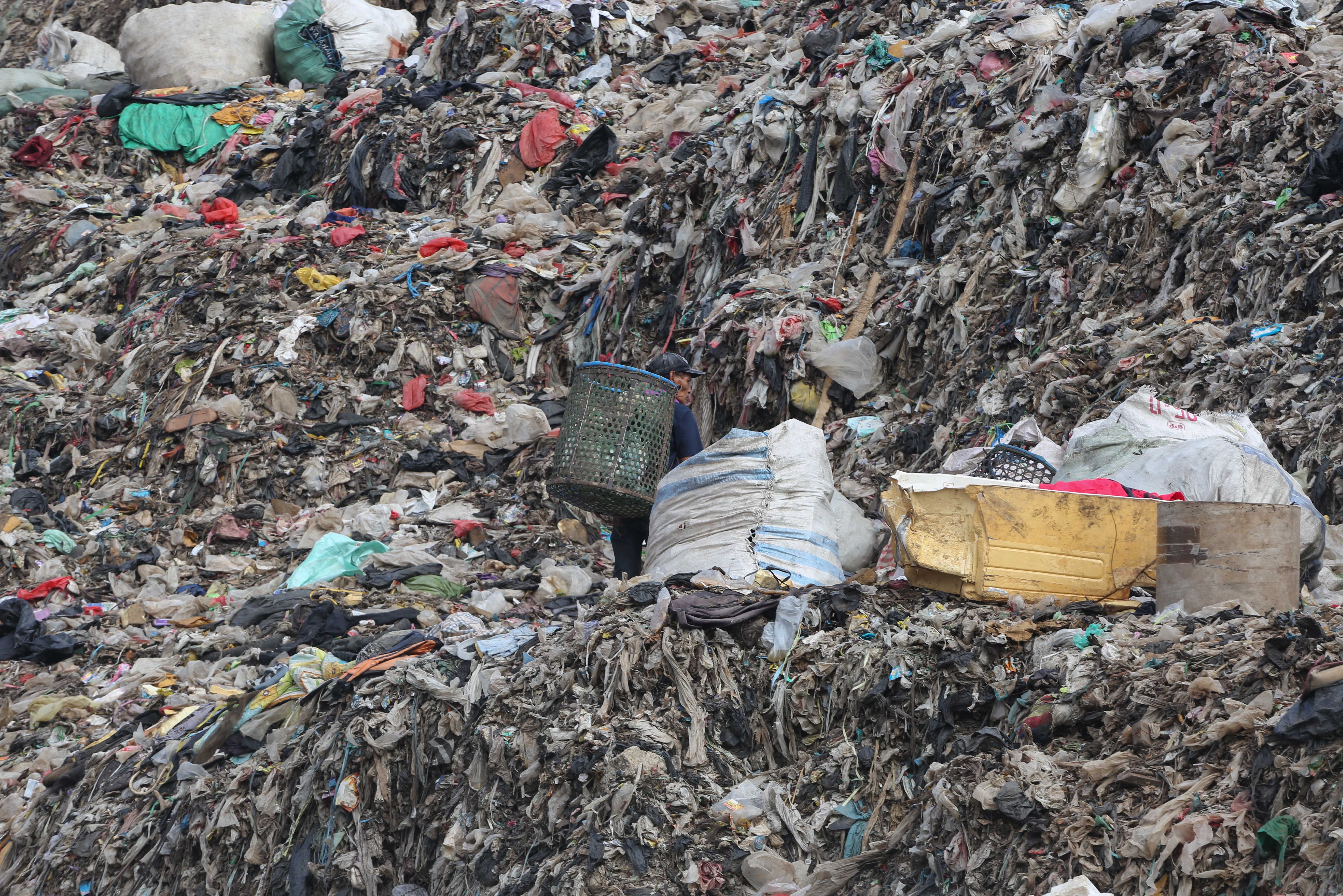 Pemulung mencari barang bekas di Tempat Pembuangan Sampah Terpadu (TPST) Bantargebang, Cikiwul, Bekasi, Jawa Barat, Selasa (12/5/2026). Kementerian Lingkungan Hidup menyatakan TPST Bantargebang hanya akan menerima sampah residu mulai 1 Agustus 2026 yang bertujuan untuk mengajak masyarakat dalam membiasakan pemilahan sampah sejak dari rumah.
